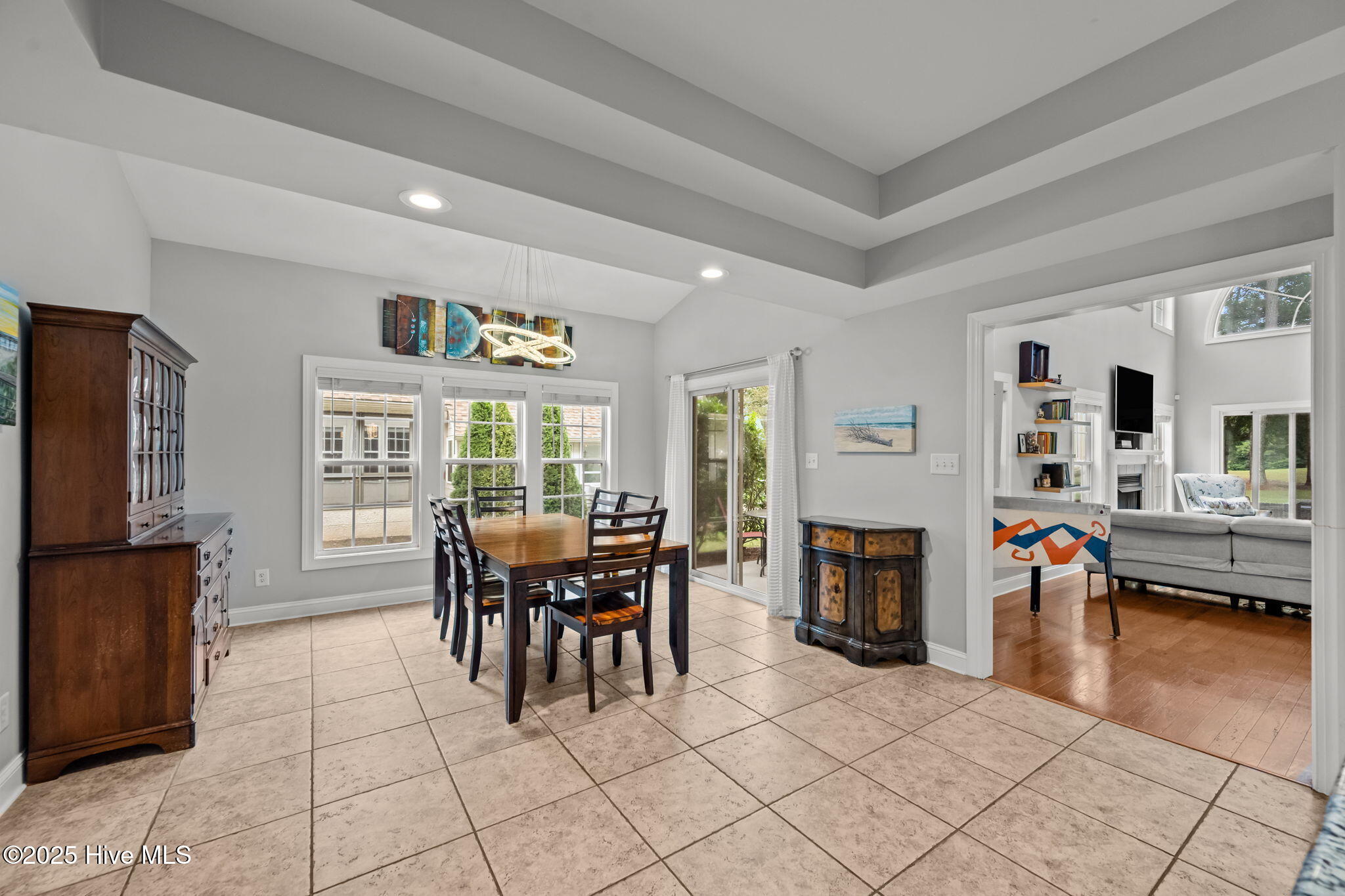 100524687 | Photo 25