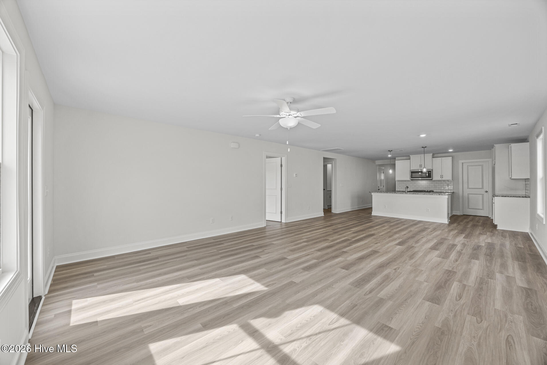 100566347 | Photo 11