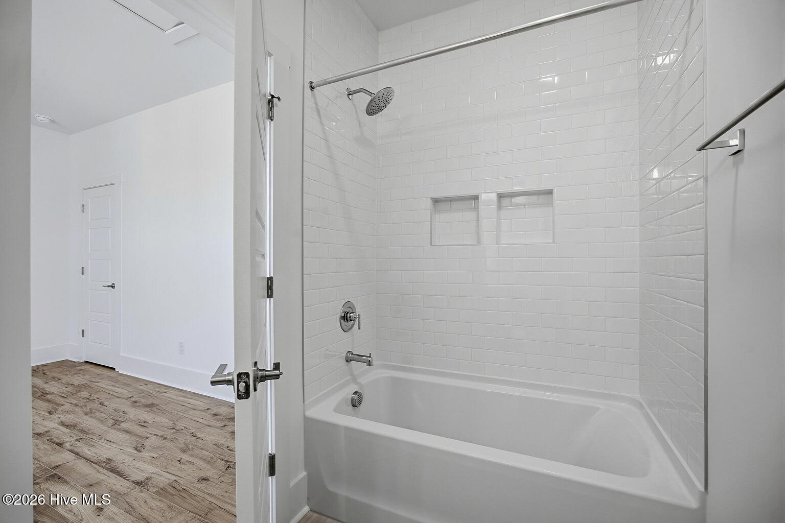 100561873 | Photo 24