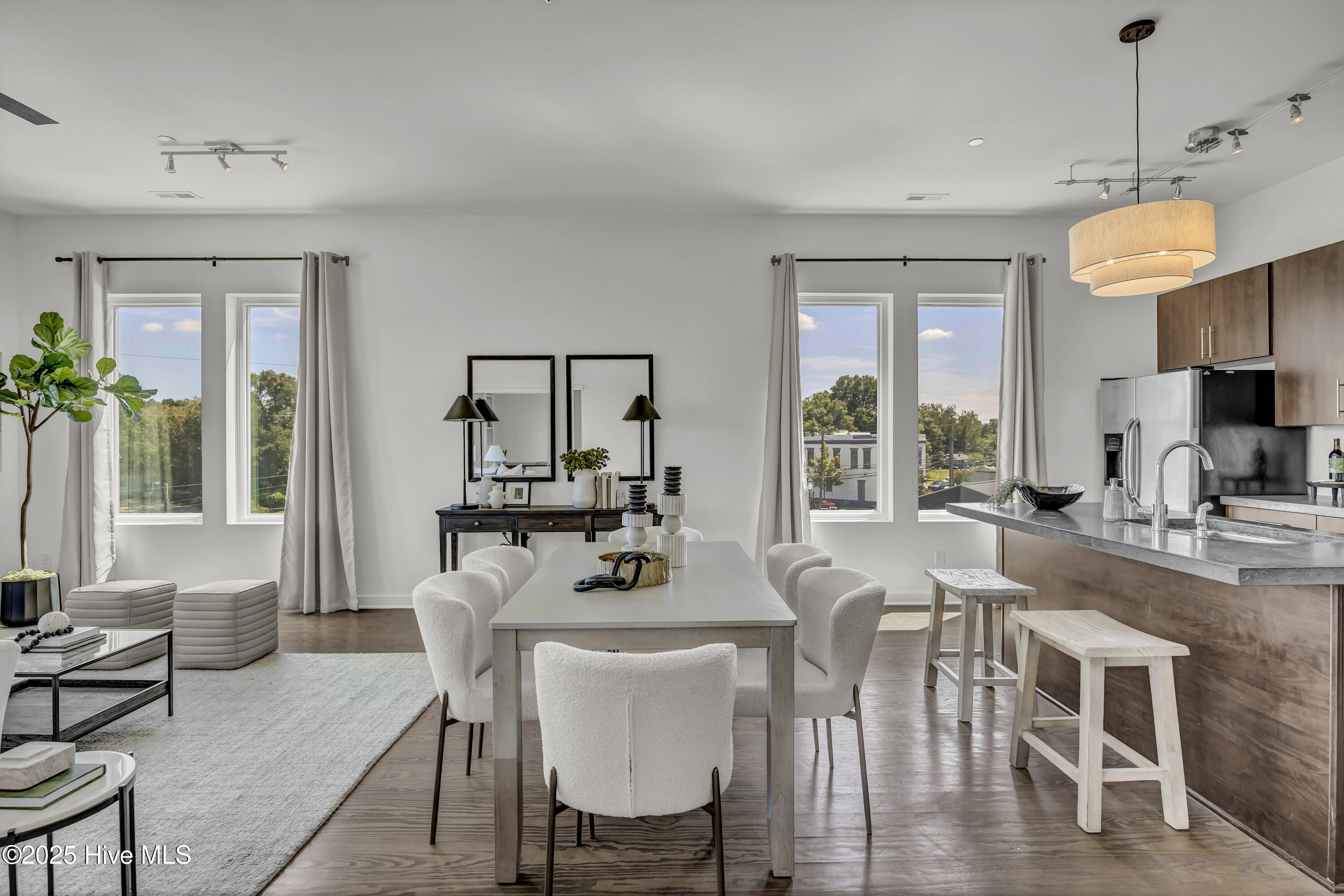 100561607 | Photo 10