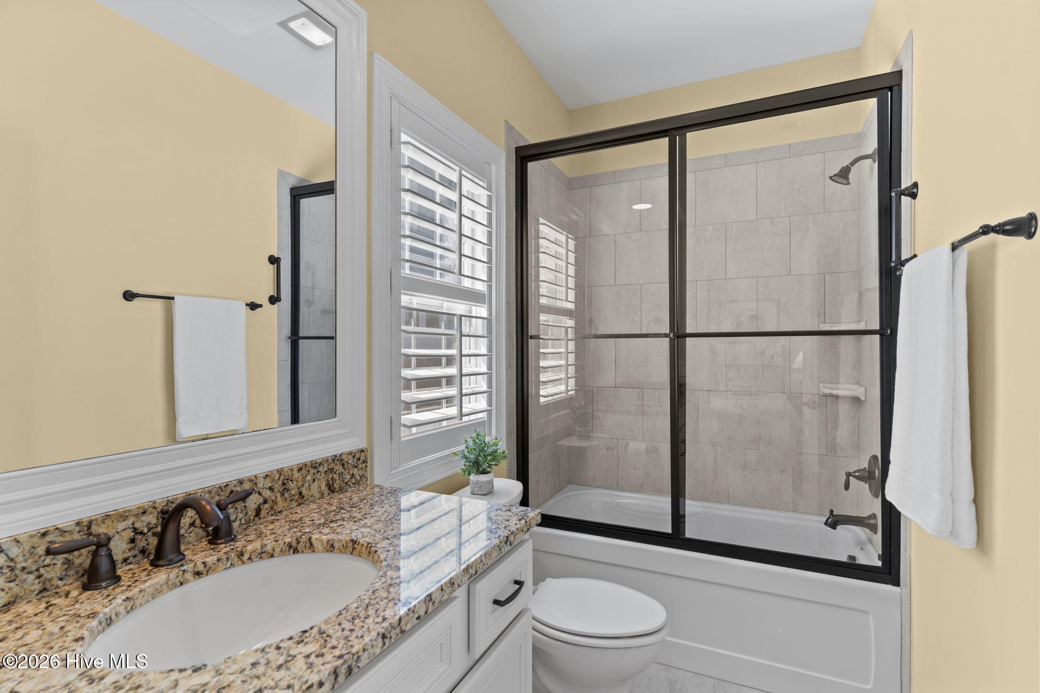 100561324 | Photo 23