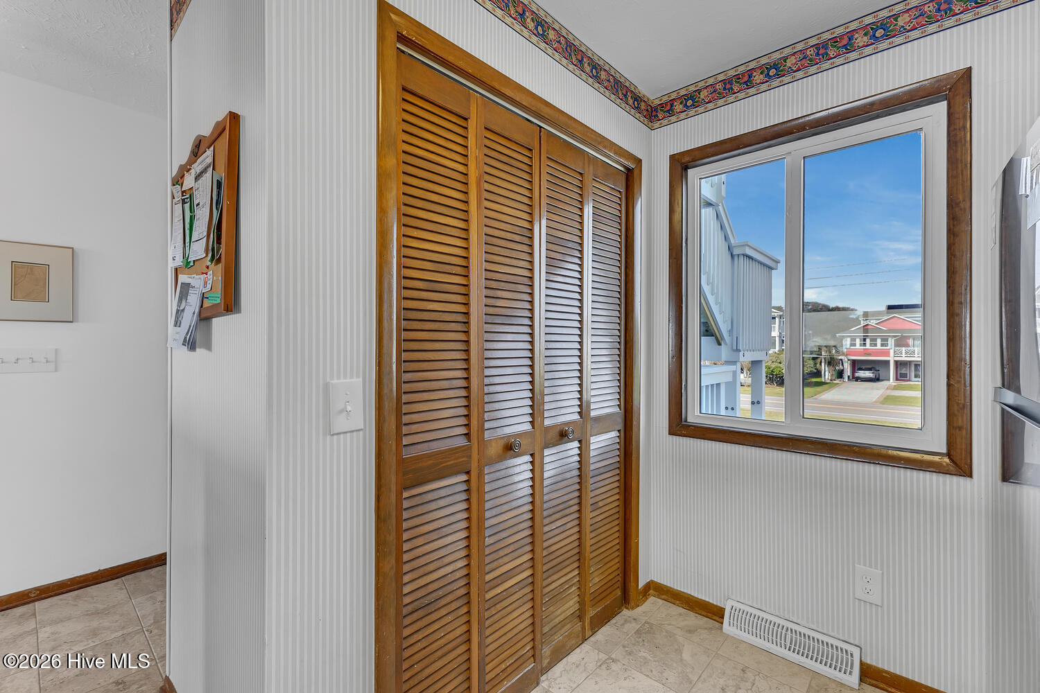 100560300 | Photo 11