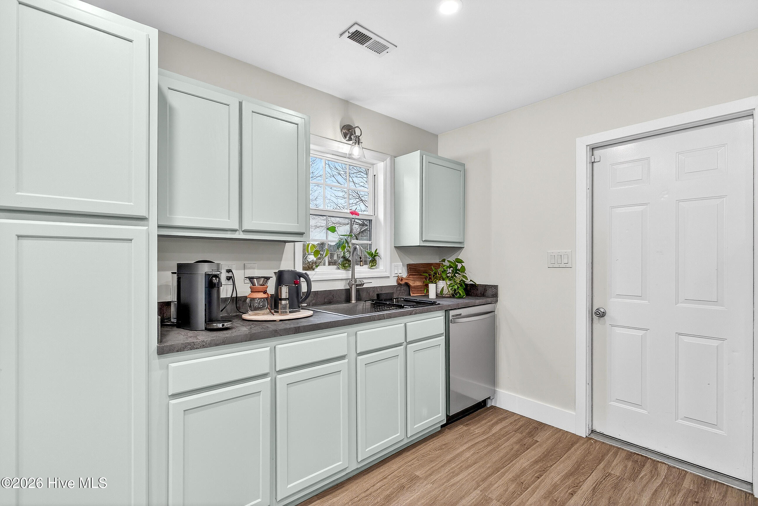 100548715 | Photo 10