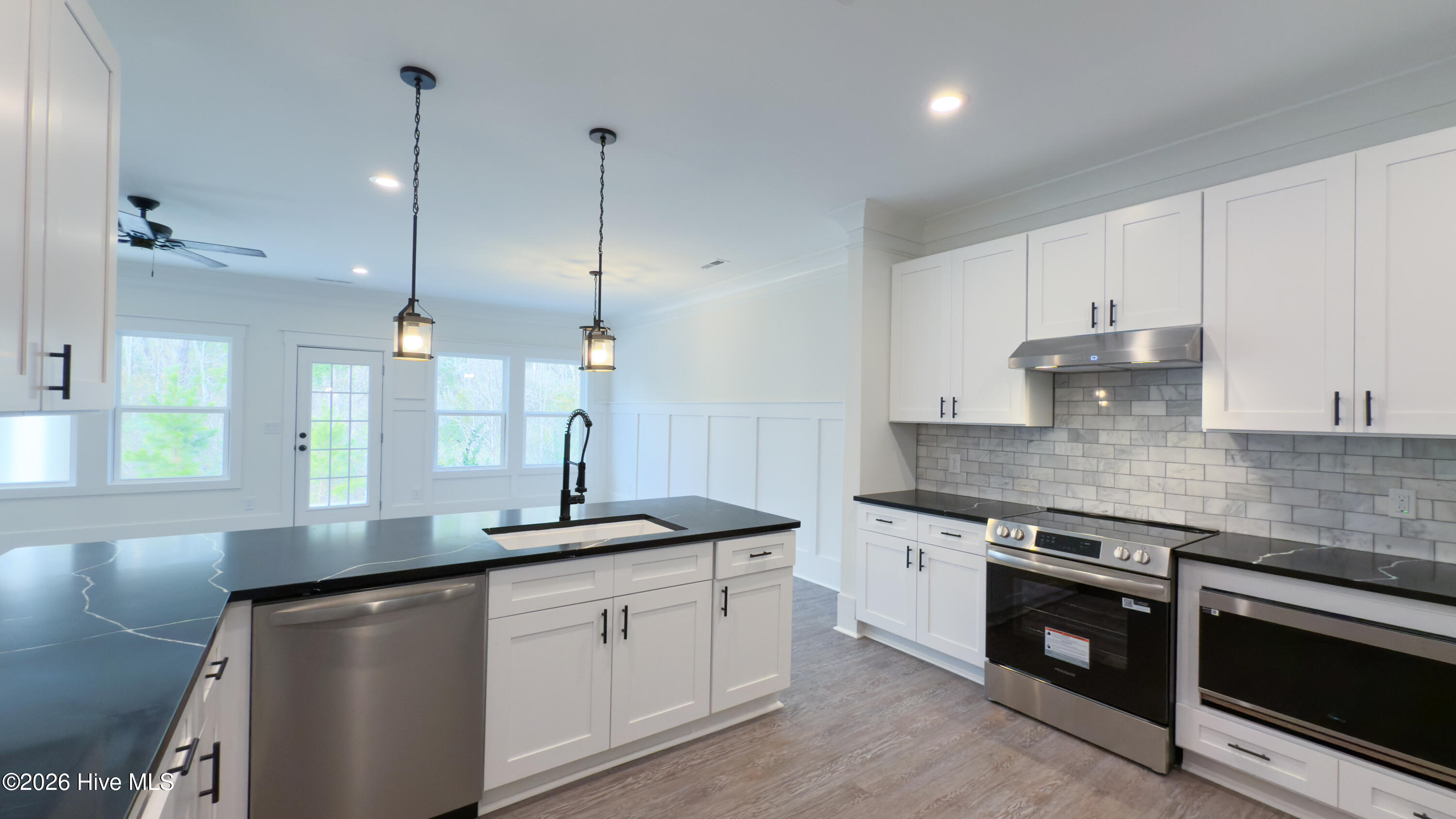 100550170 | Photo 14