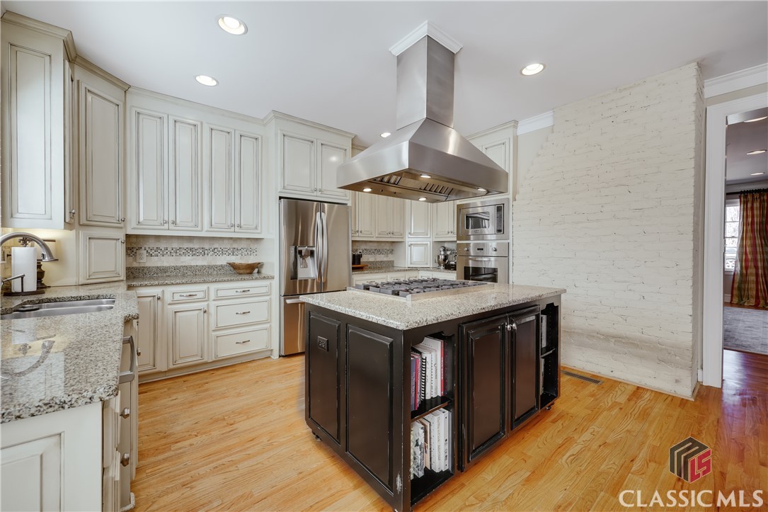 577 Cloverhurst Avenue W