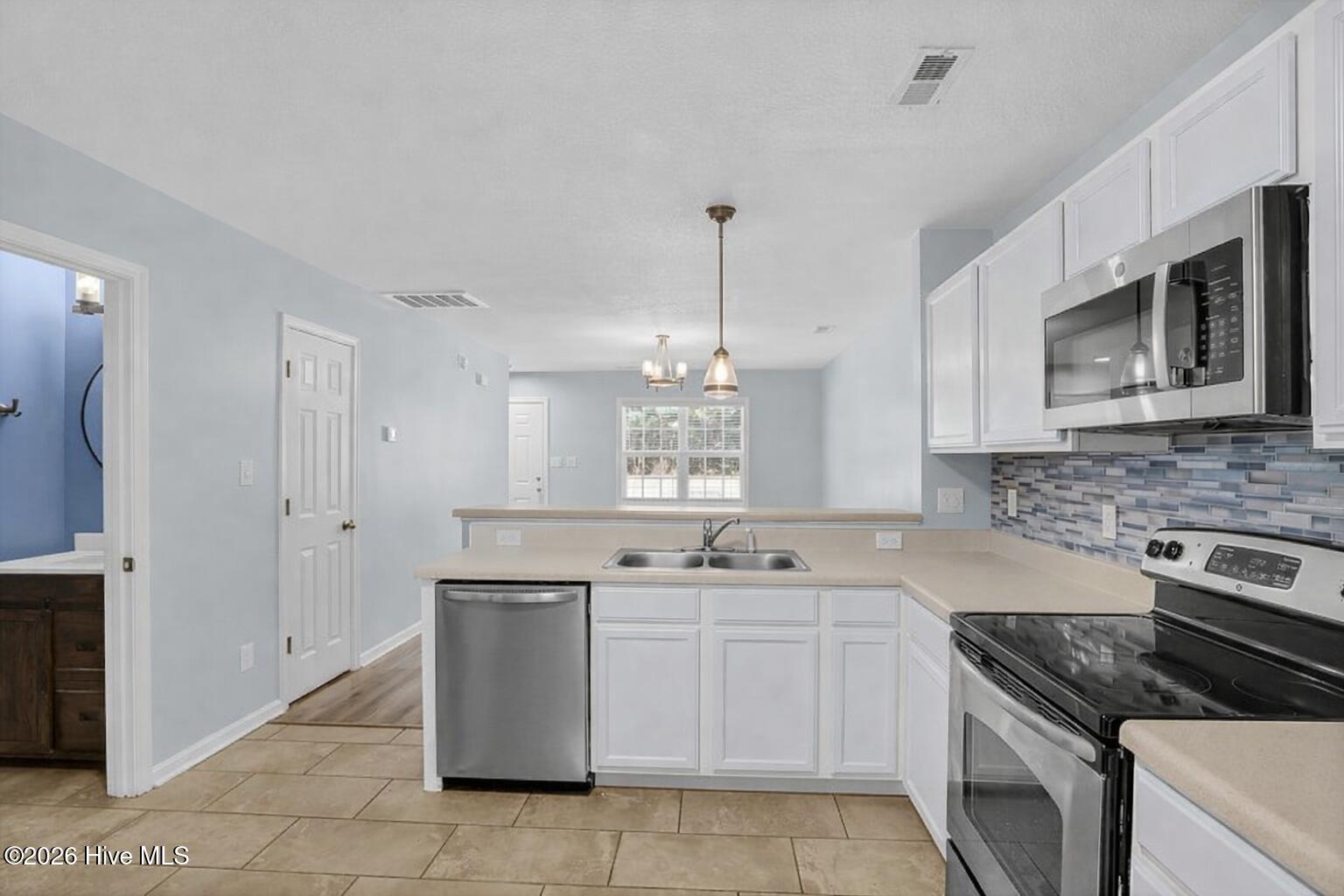 100548986 | Photo 16