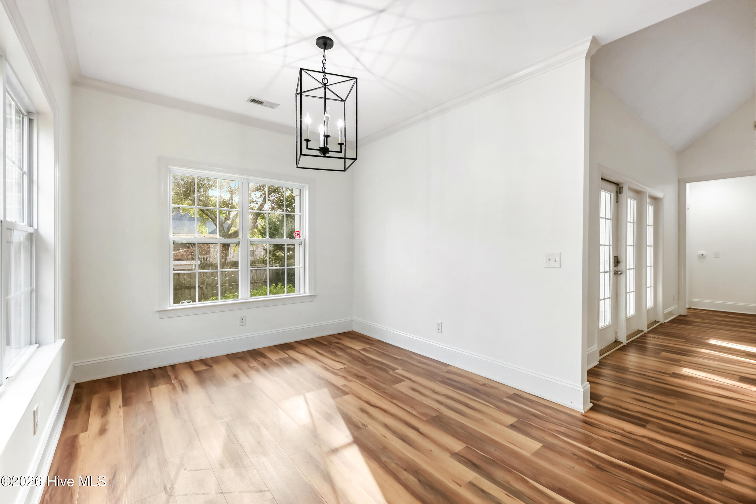 100547349 | Photo 19