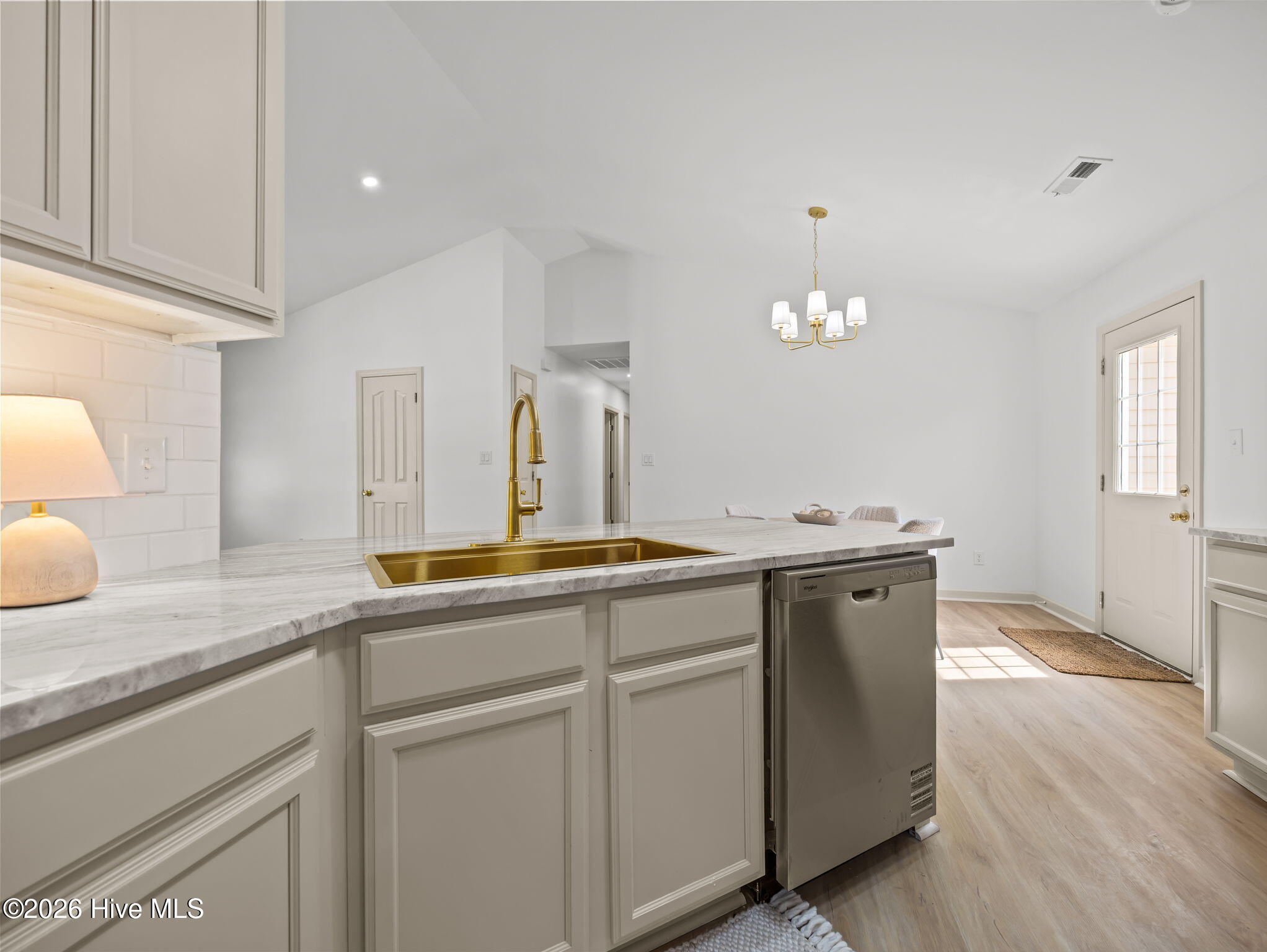 100565884 | Photo 10