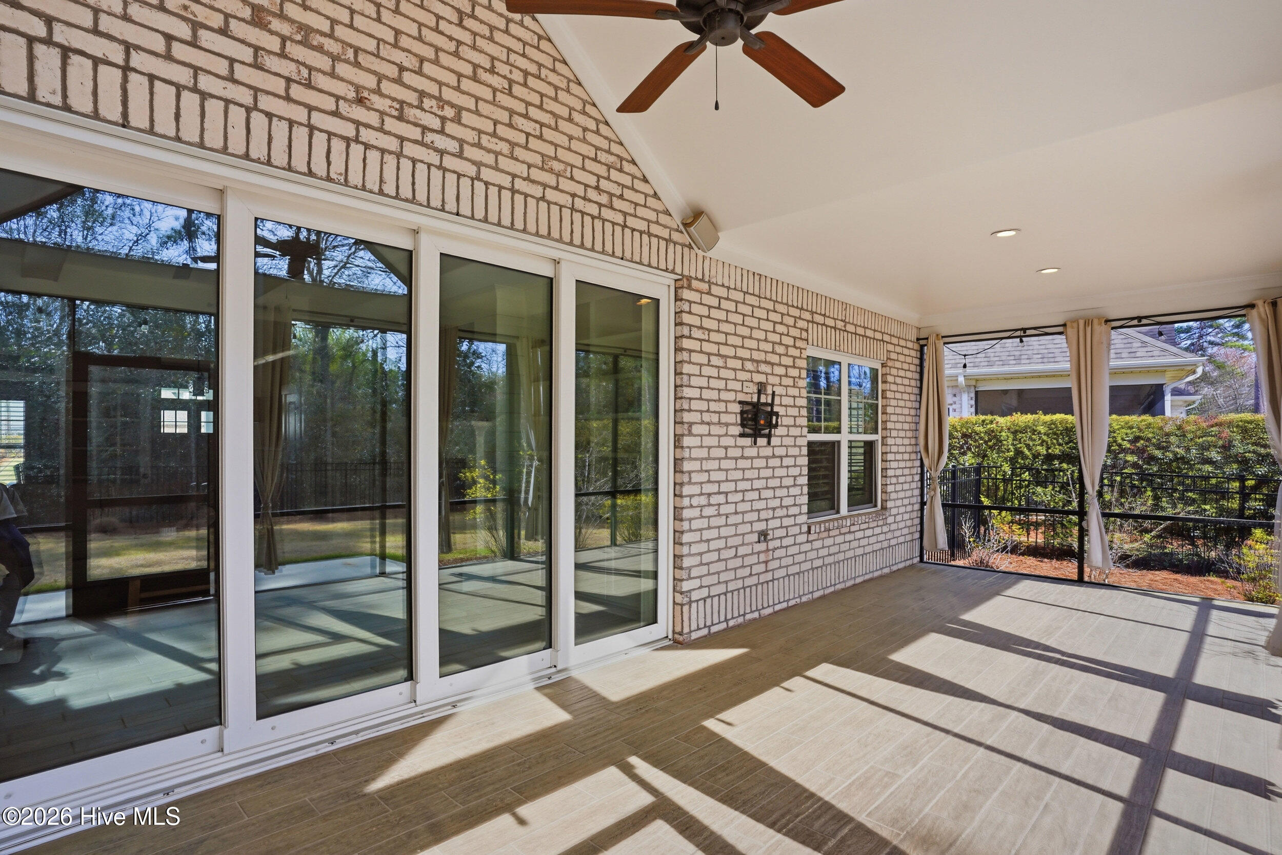 100561233 | Photo 44