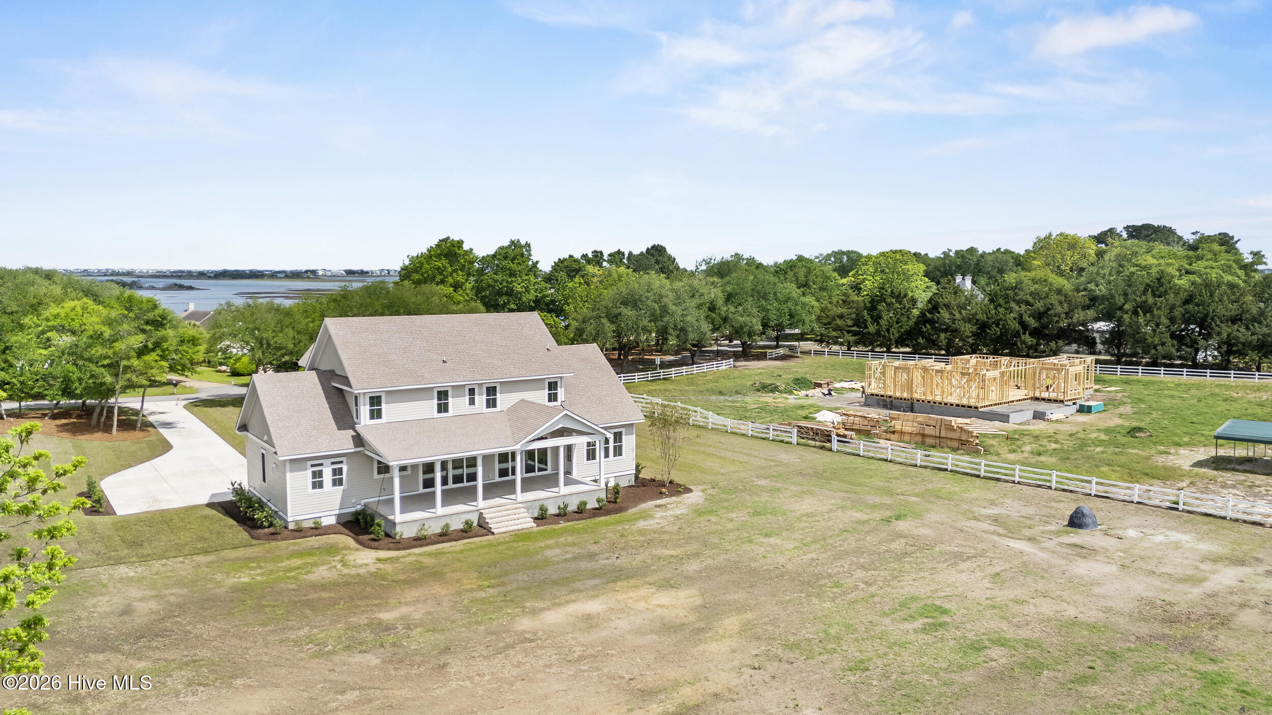 100570401 | Photo 54