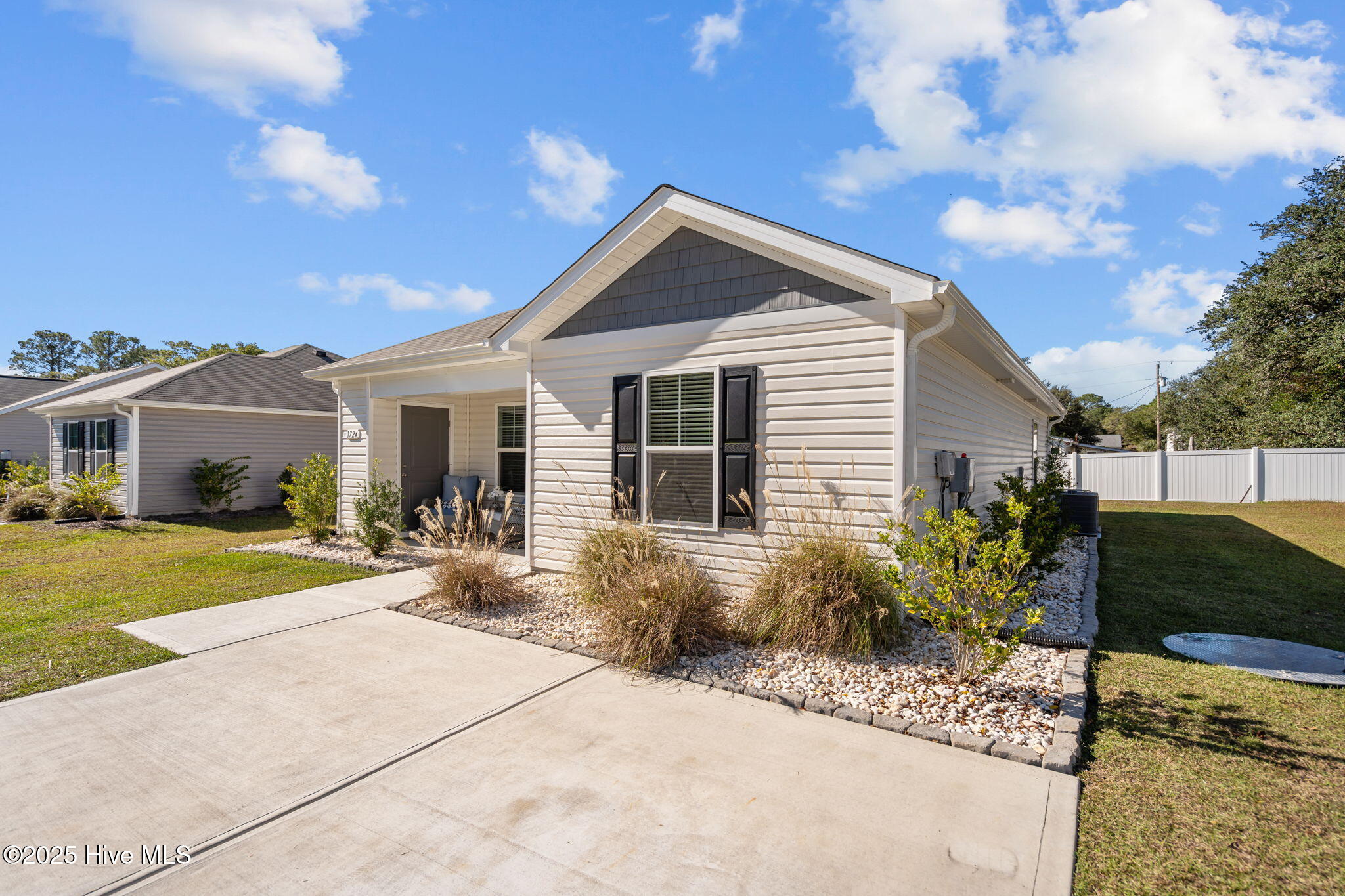 1724 Whispering Pine Street SW, Ocean Isle Beach, NC 28469 – photo 4: 4-web-or-mls-DSC05532