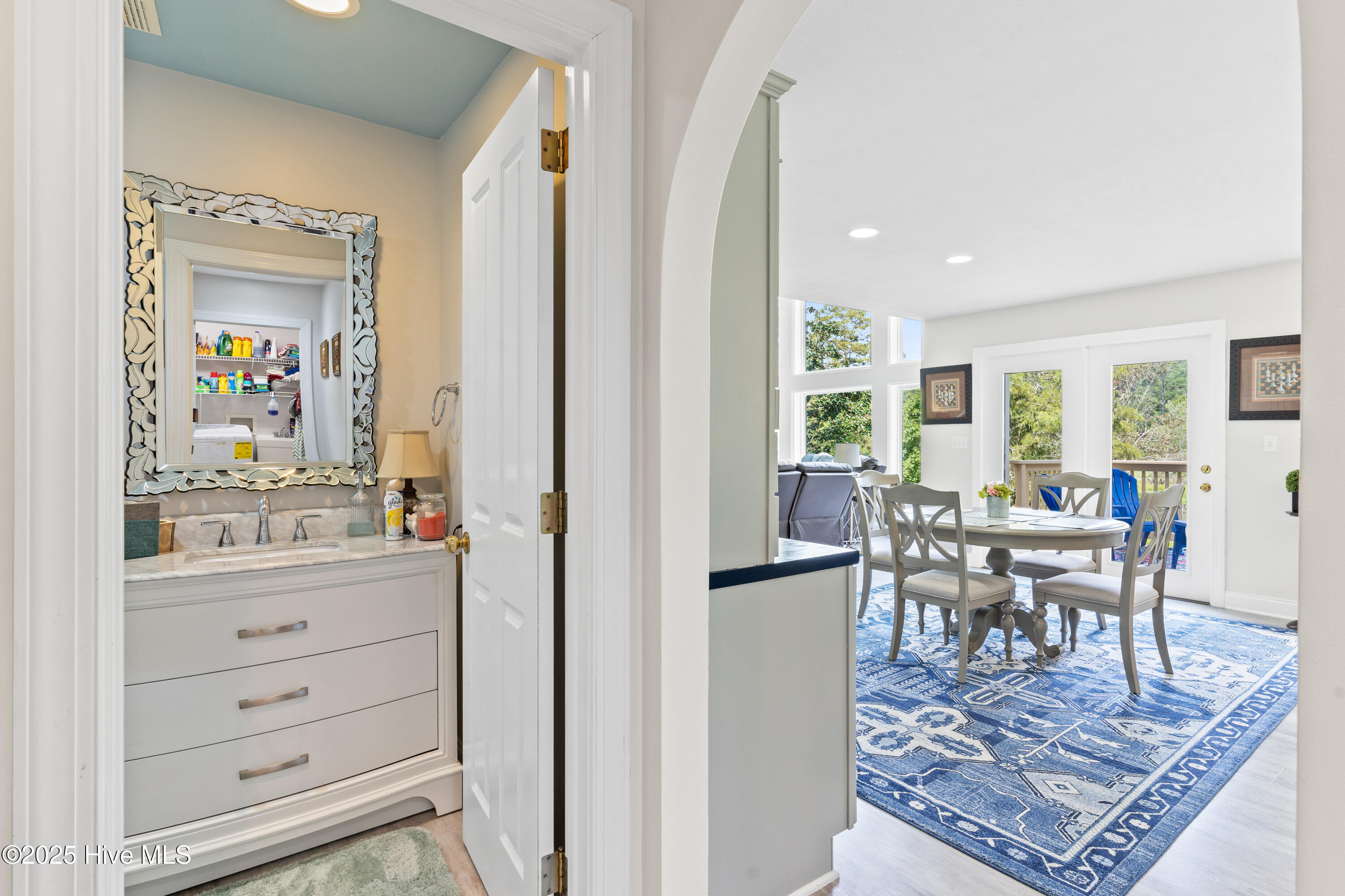 100548796 | Photo 34