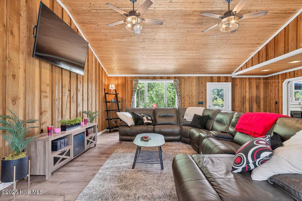 100525090 | Photo 11