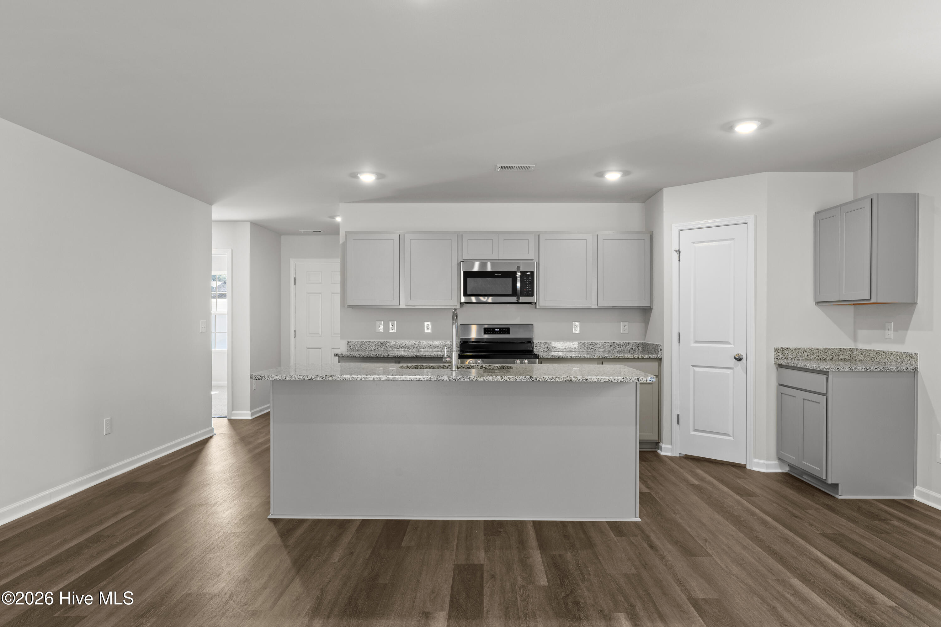 100550093 | Photo 10