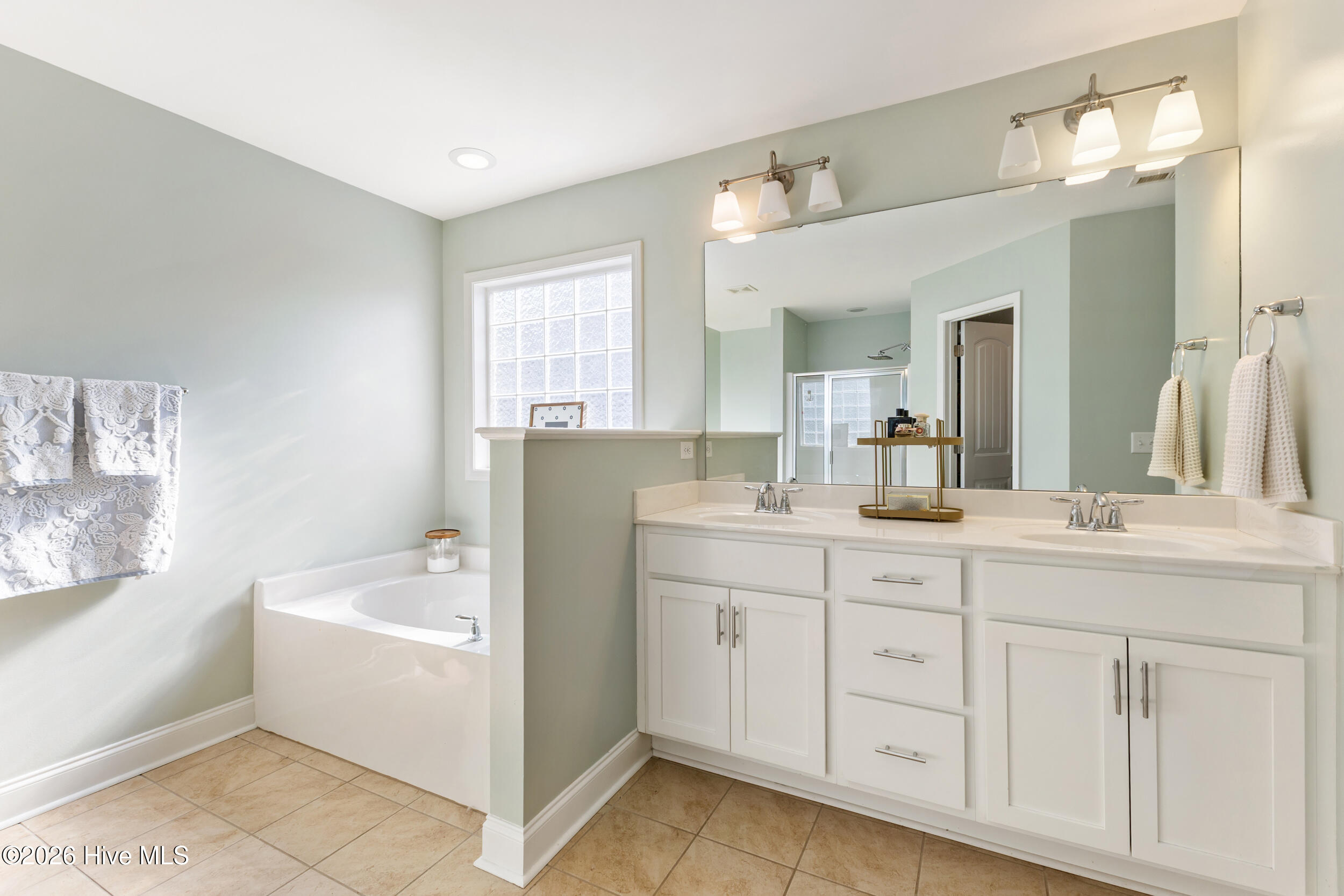 100557086 | Photo 24