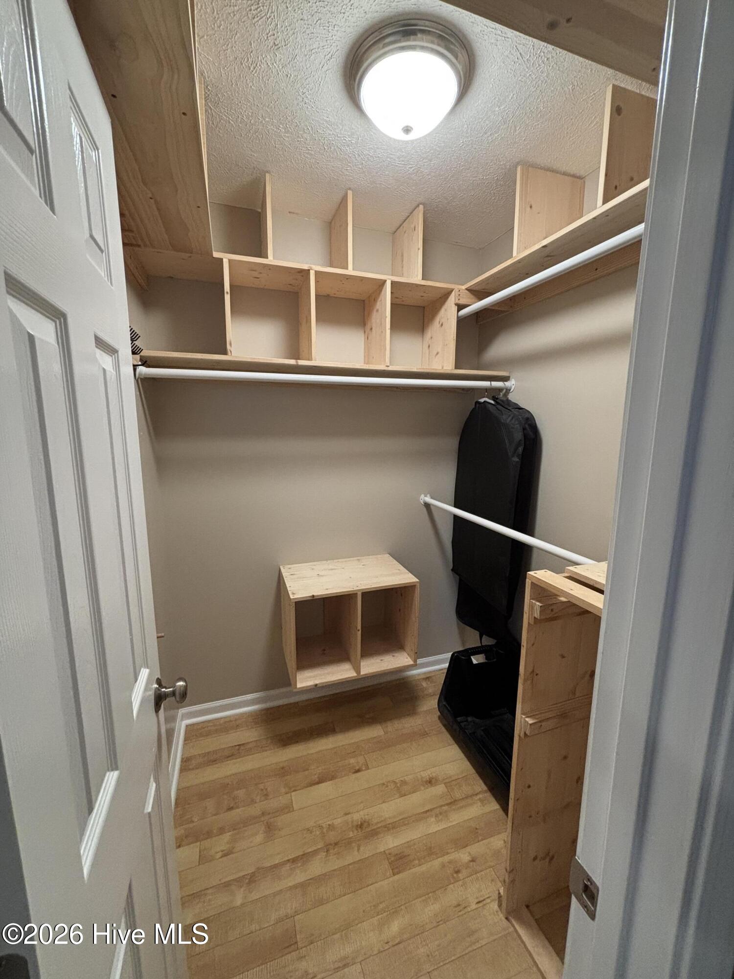 100561288 | Photo 29