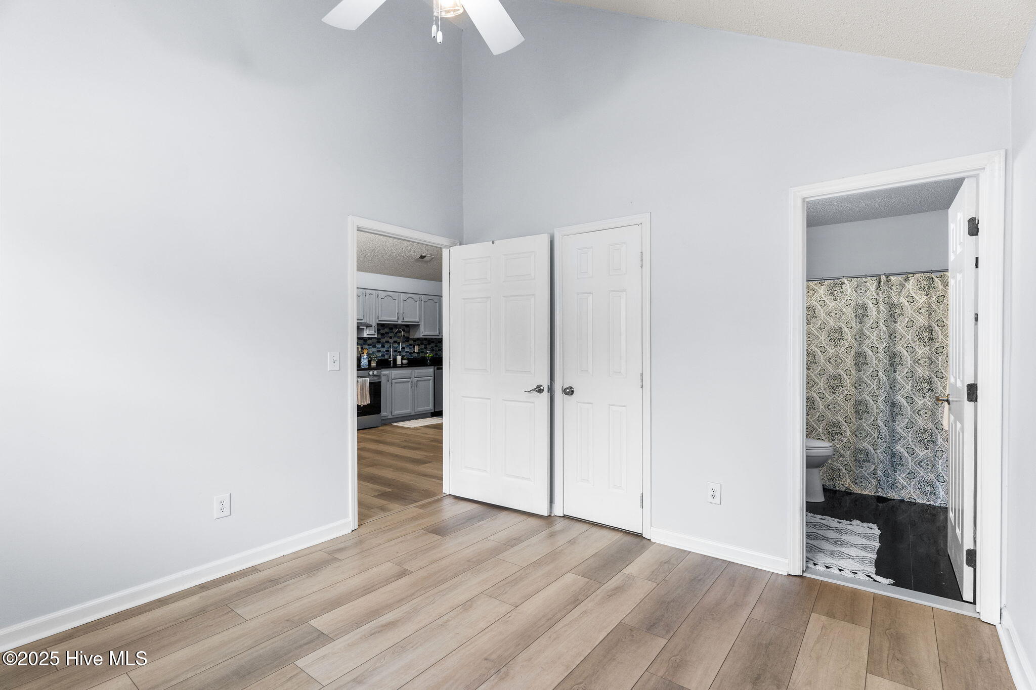 100534947 | Photo 18