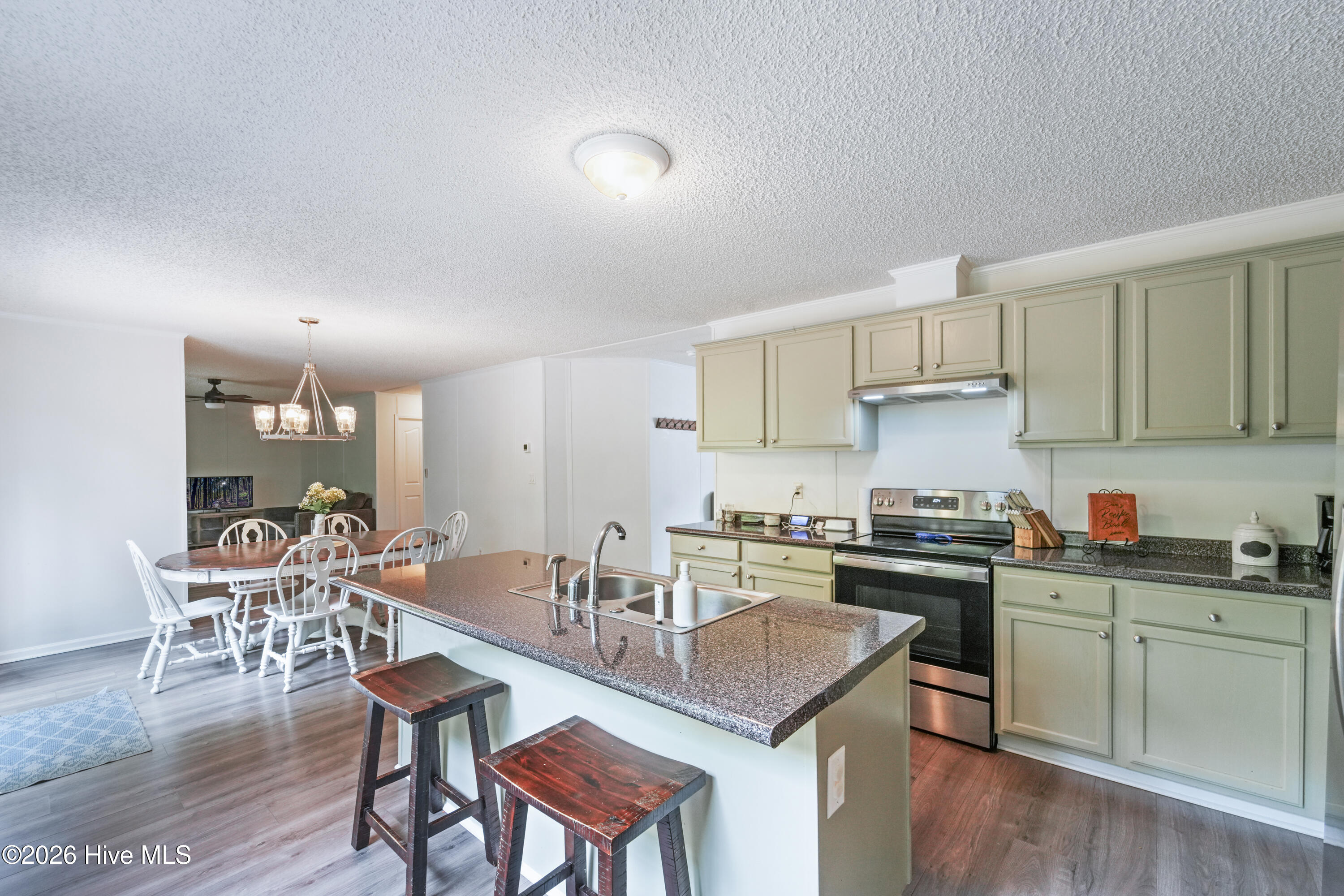 100570687 | Photo 26