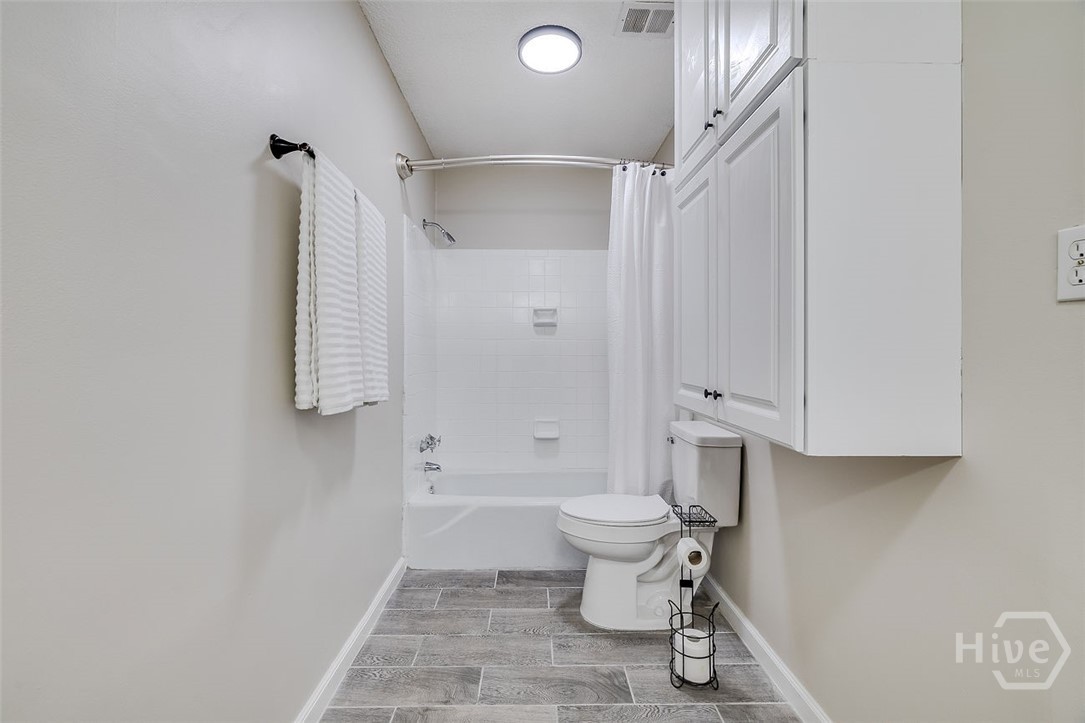 440 Pecan primary bathroom tub / shower combo
