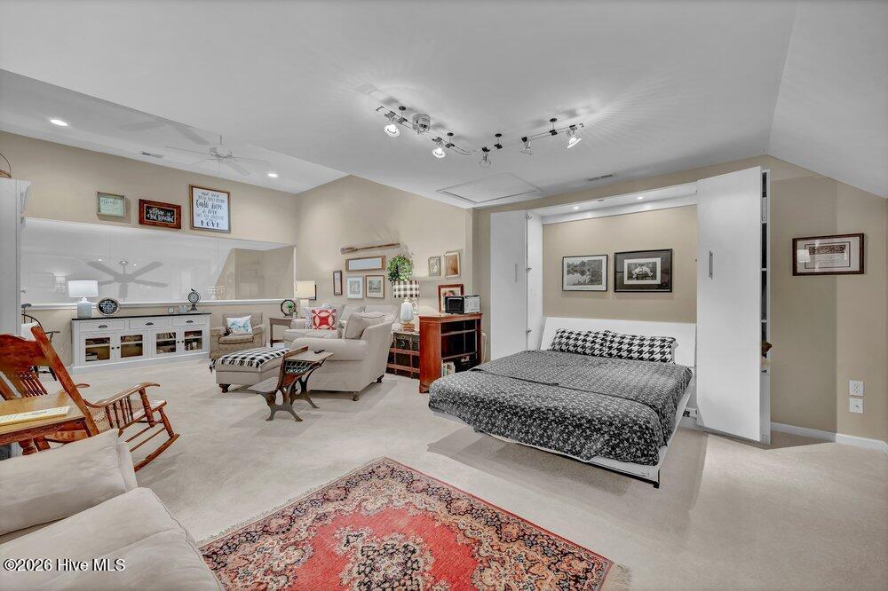 100567820 | Photo 28