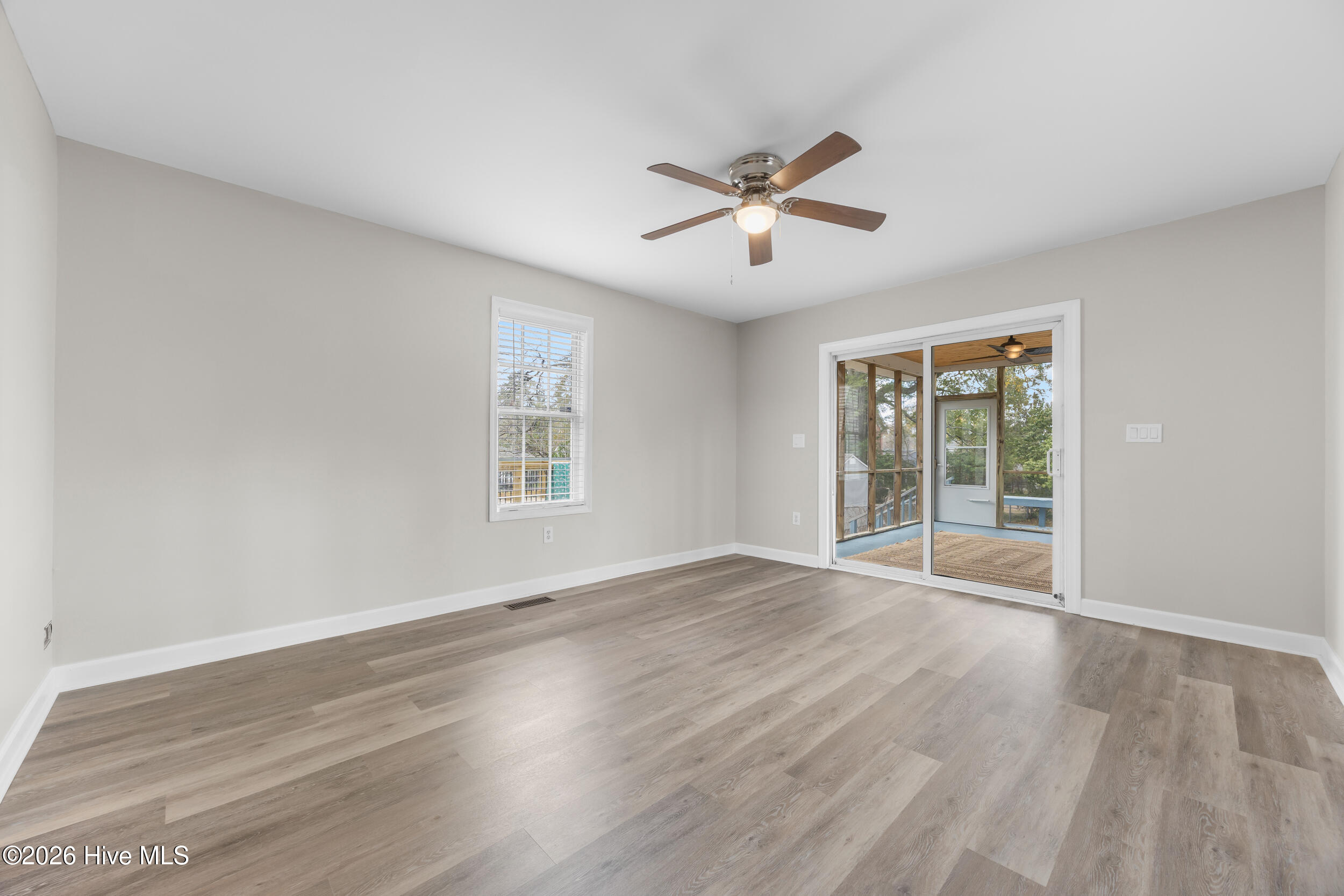 100558916 | Photo 24