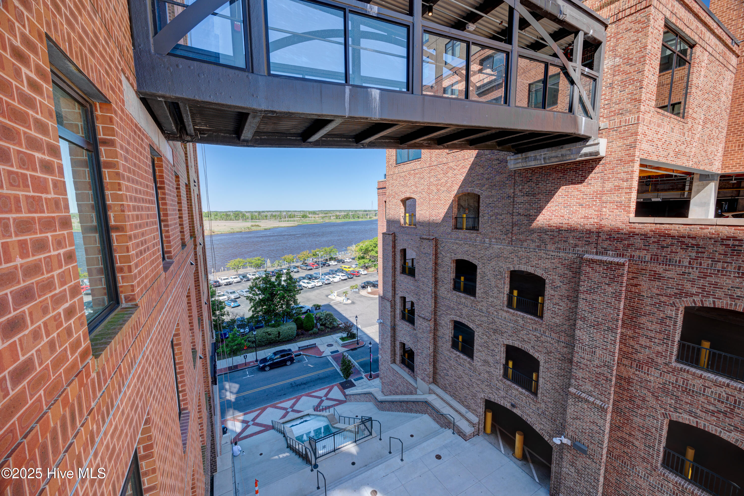 100556750 | Photo 35