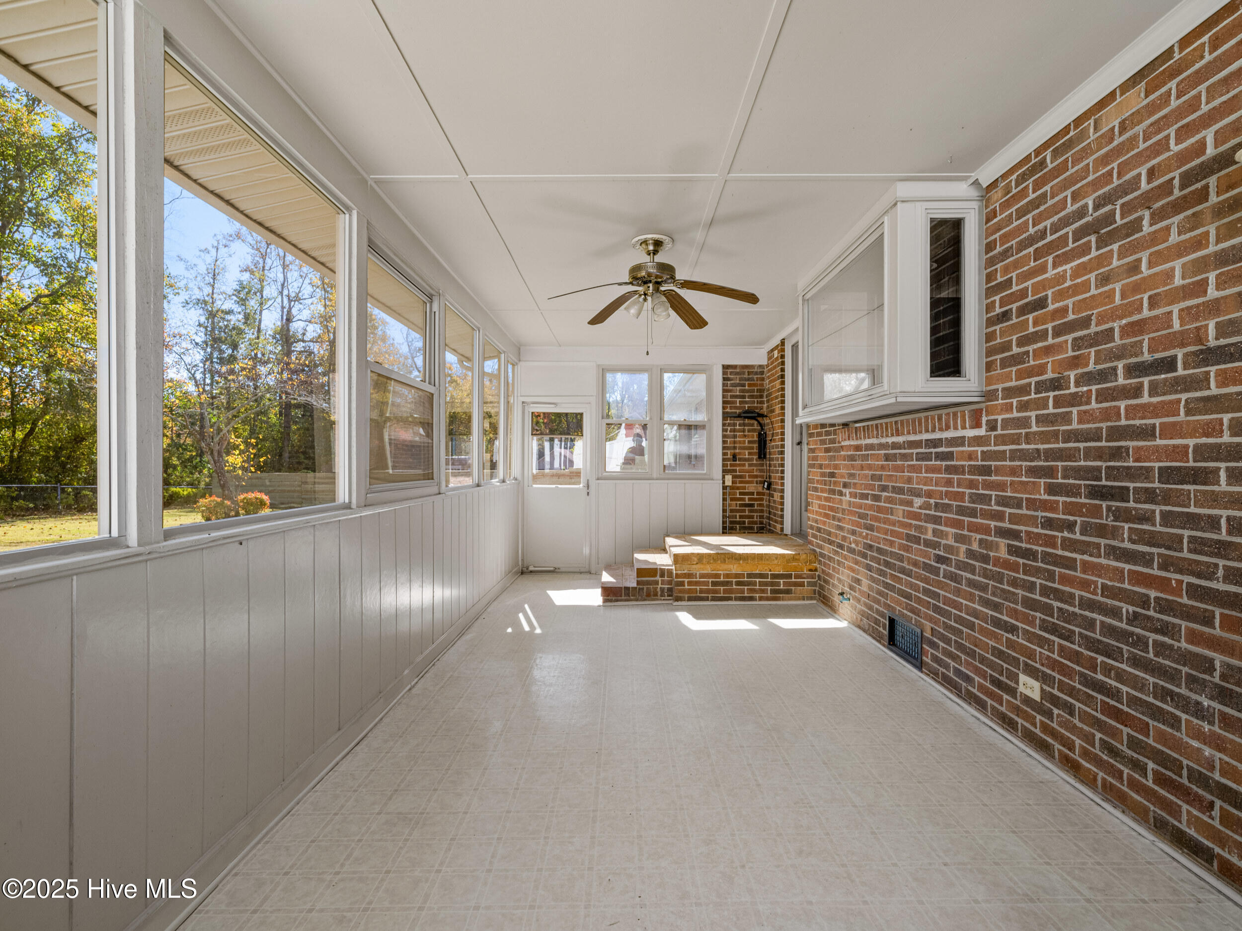 100544325 | Photo 59