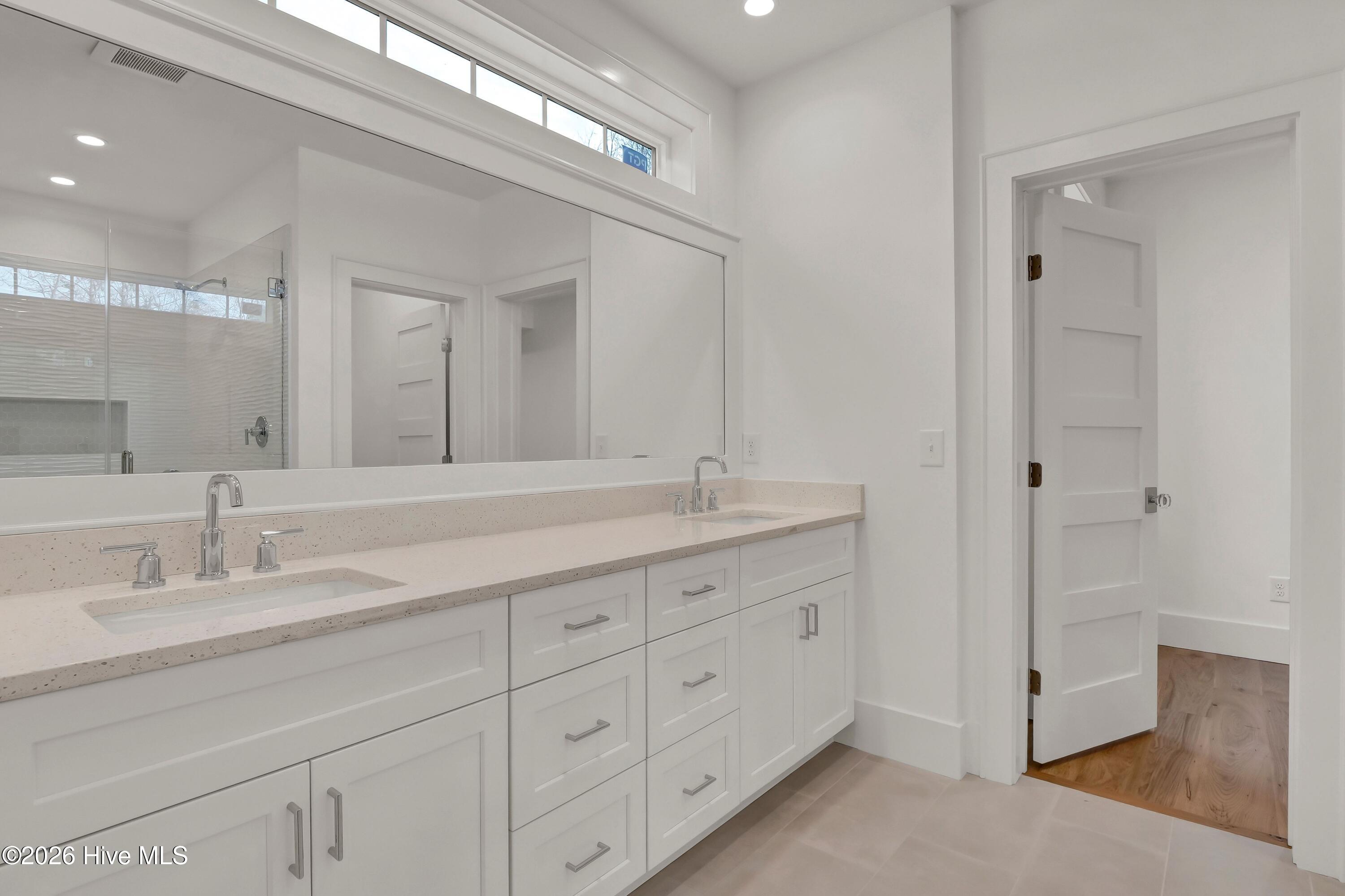 100553648 | Photo 52