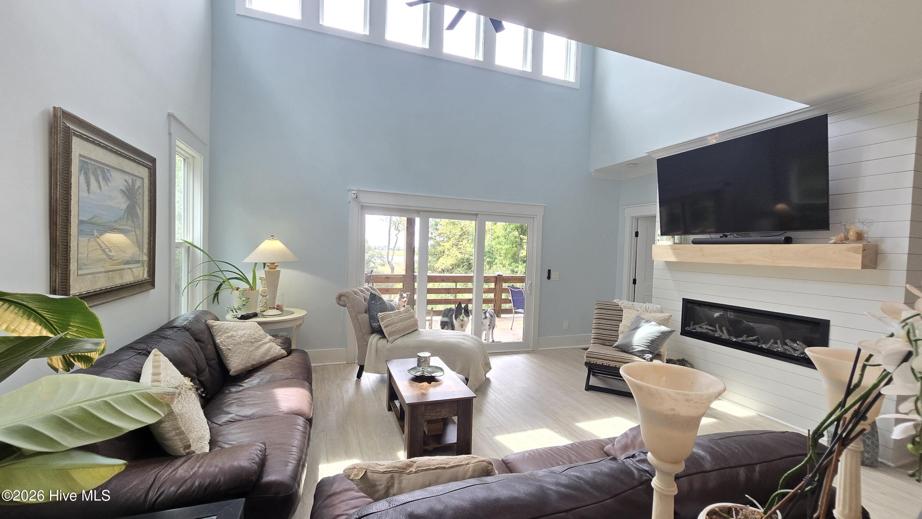 100547303 | Photo 15