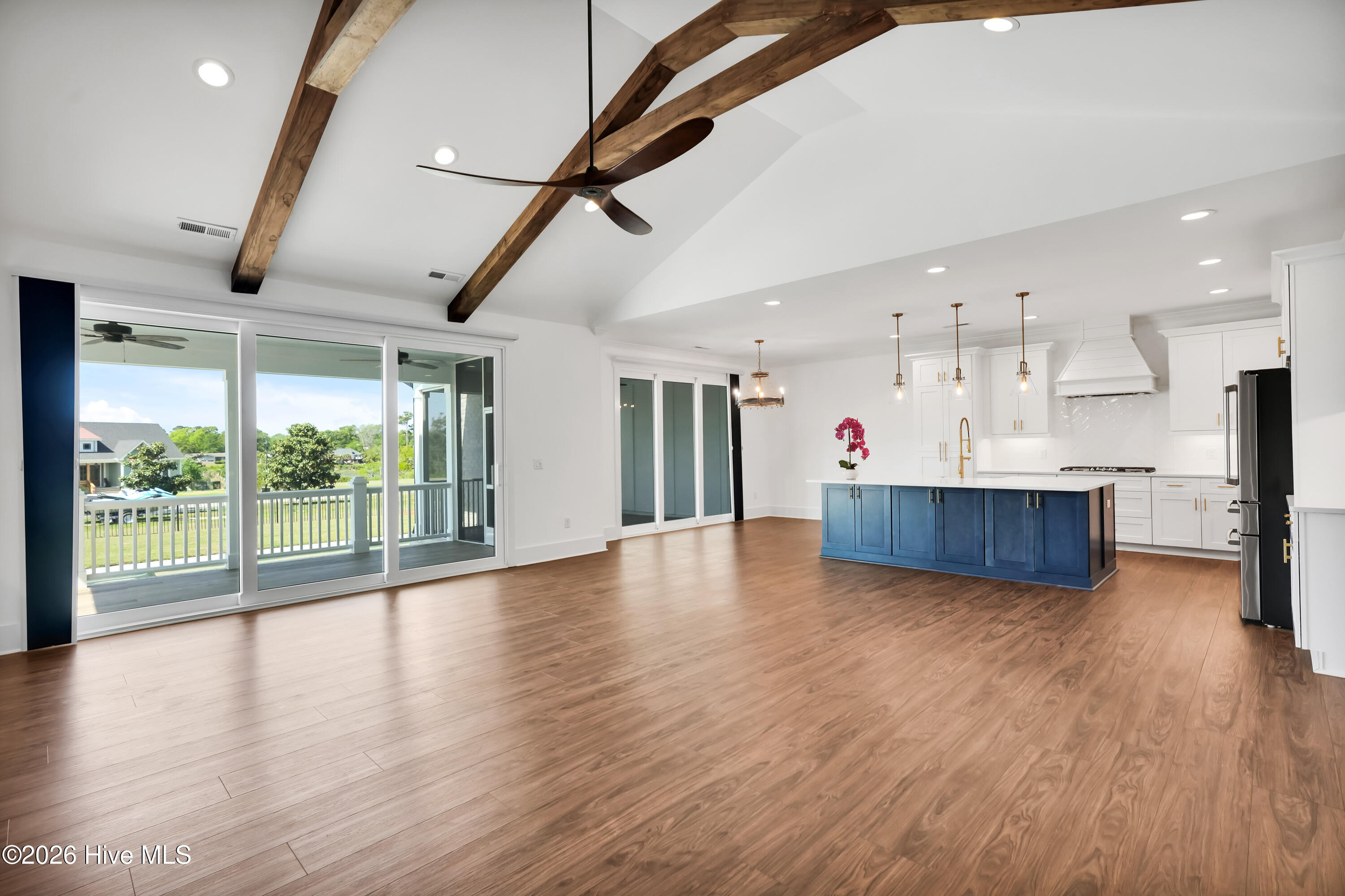 100567914 | Photo 16