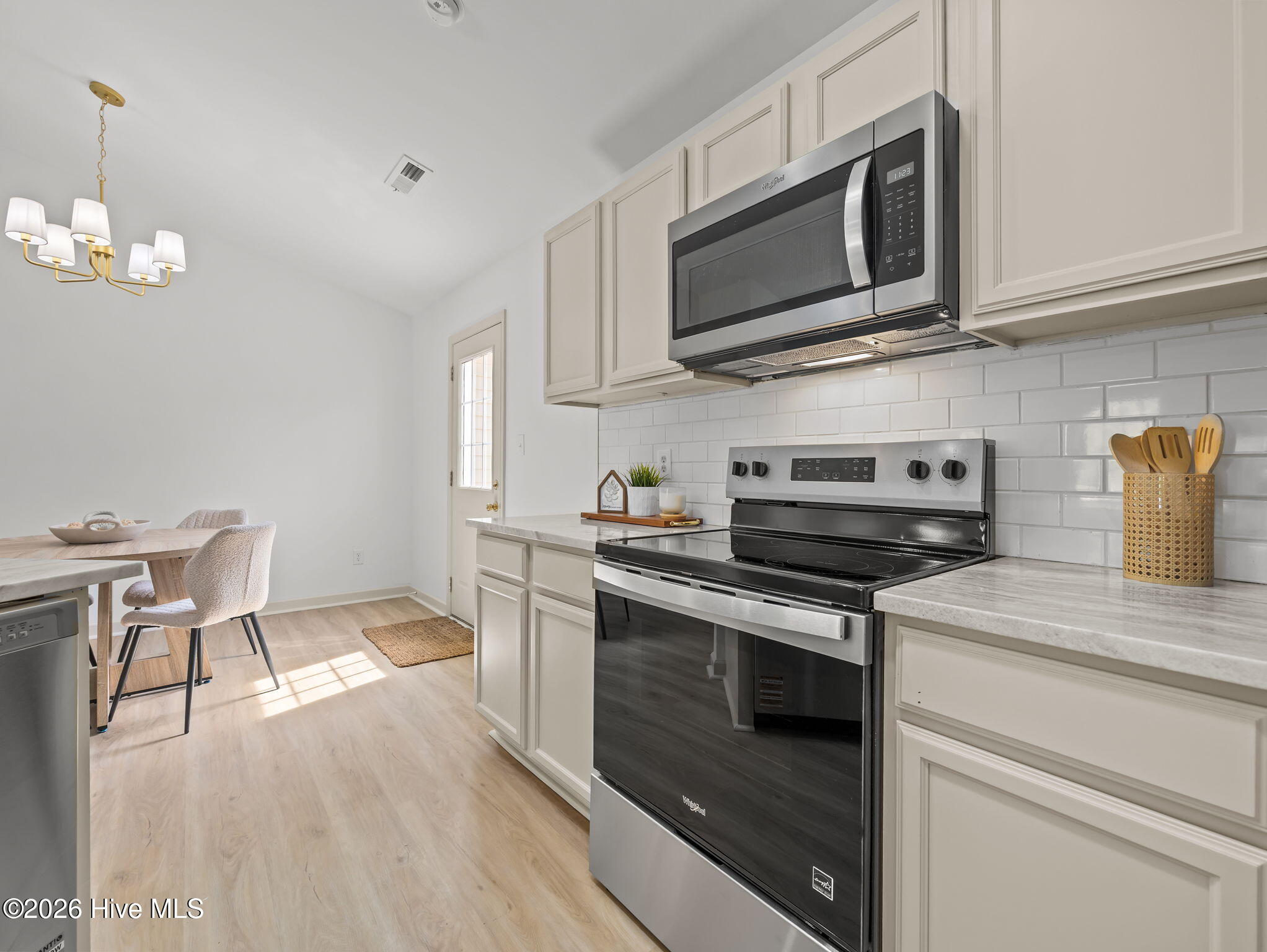 100565884 | Photo 11