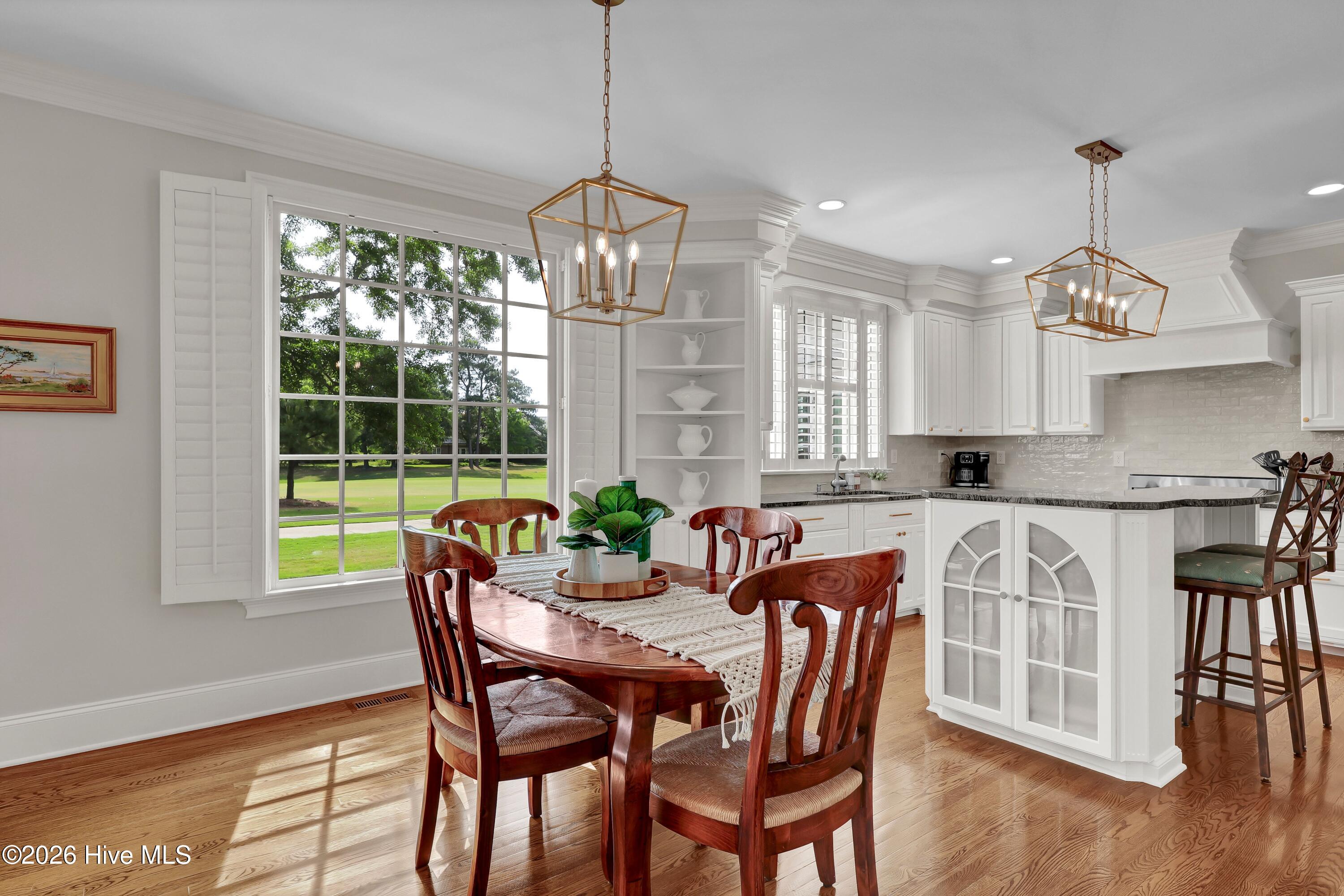 100569370 | Photo 19