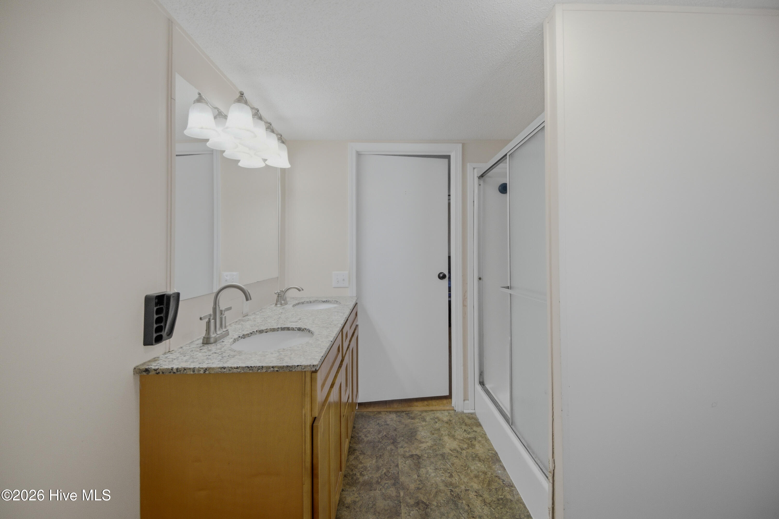 100566324 | Photo 26