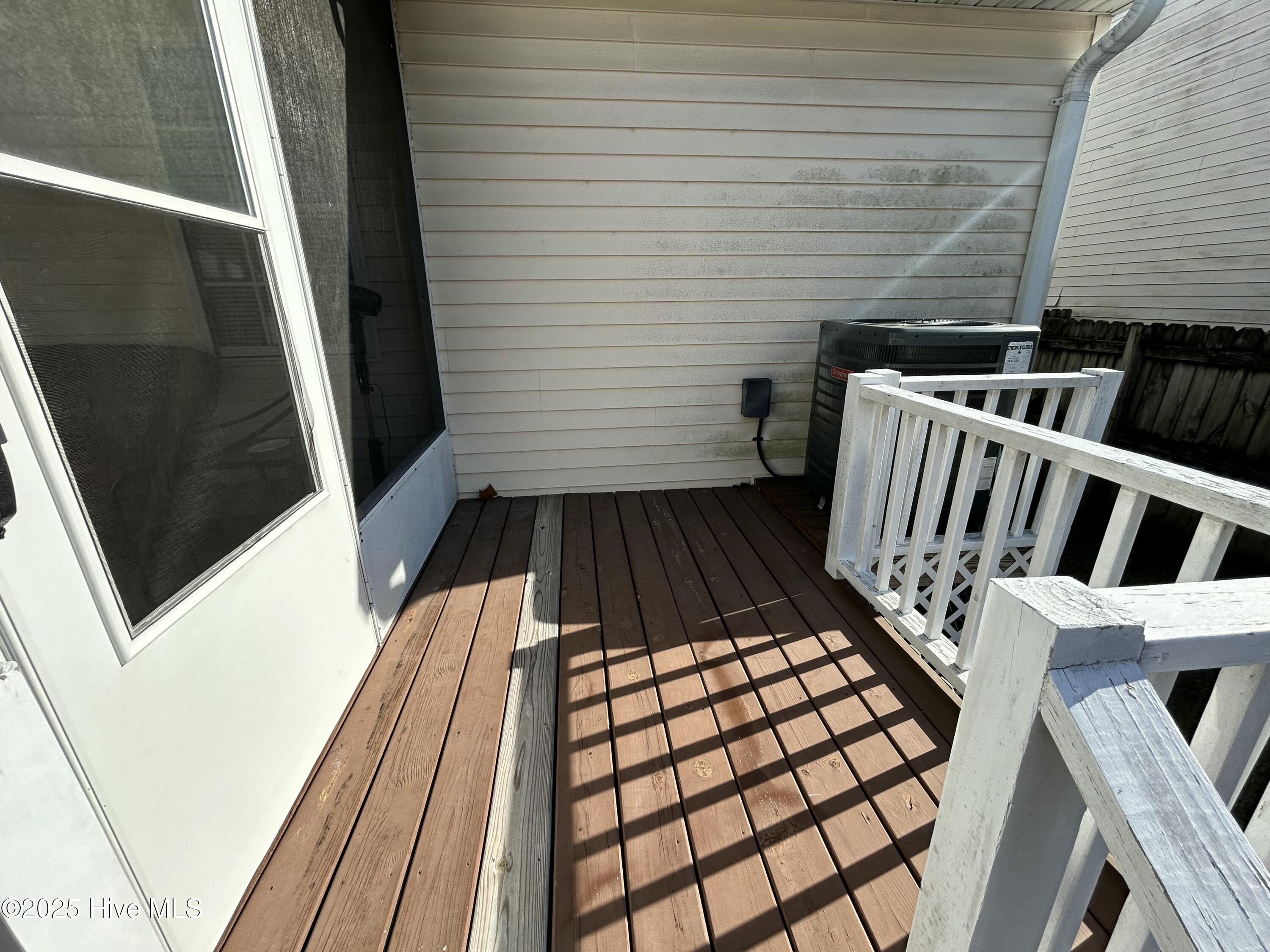 100546702 | Photo 16