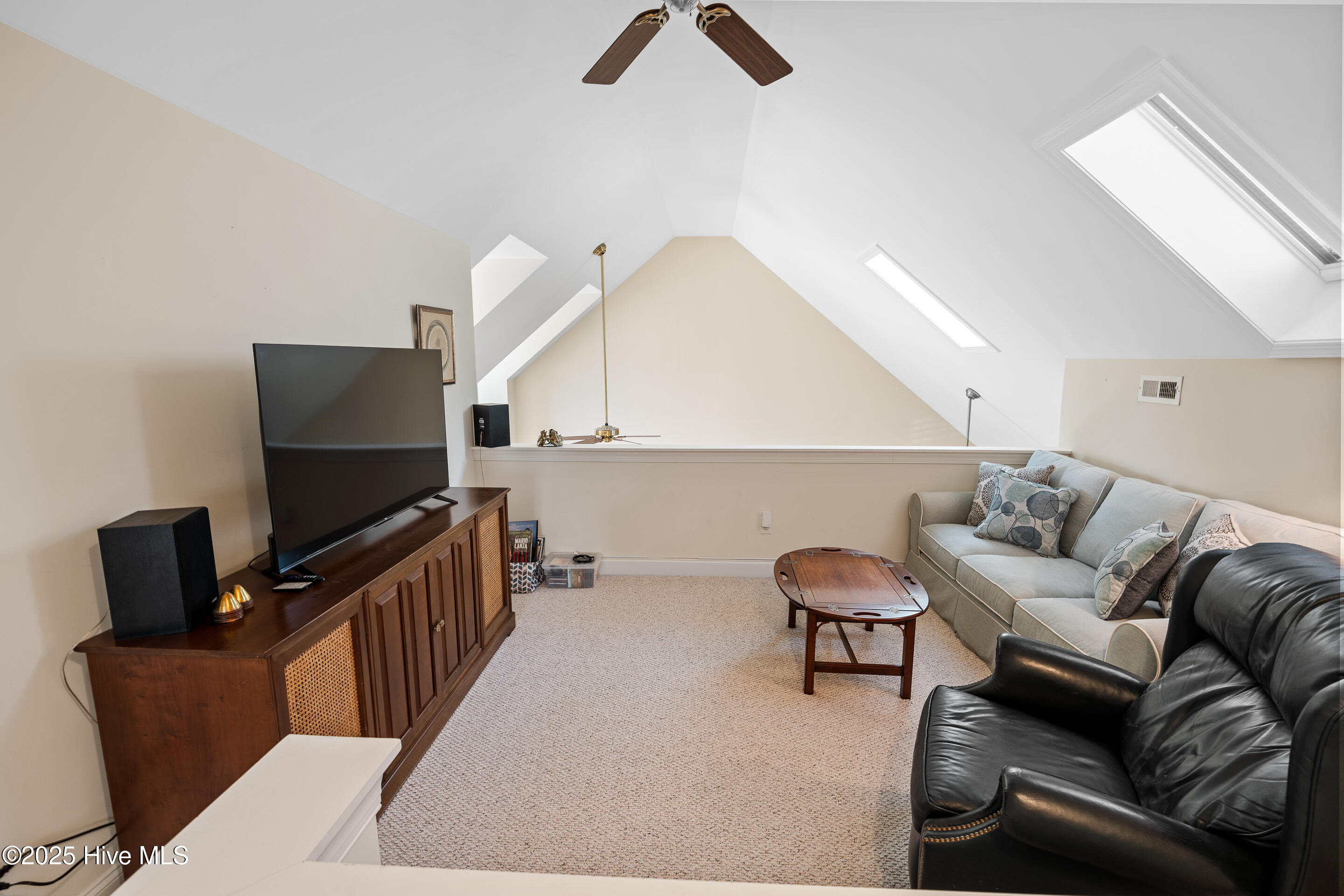 100537803 | Photo 36