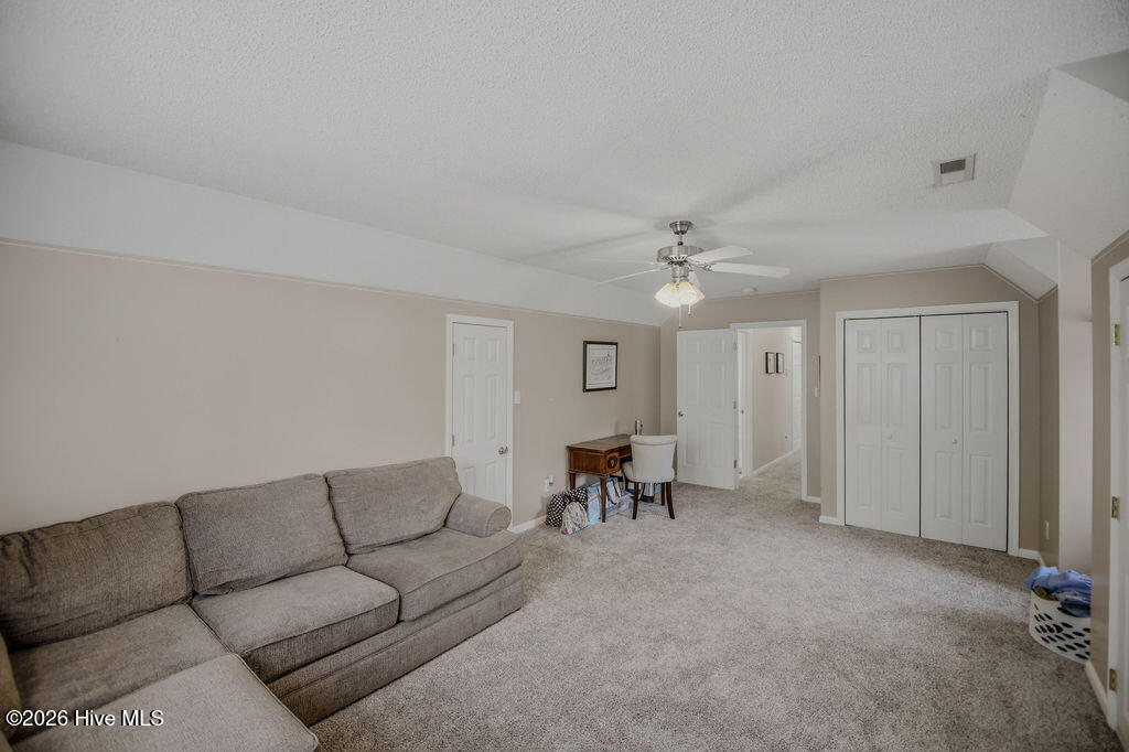 100565606 | Photo 37