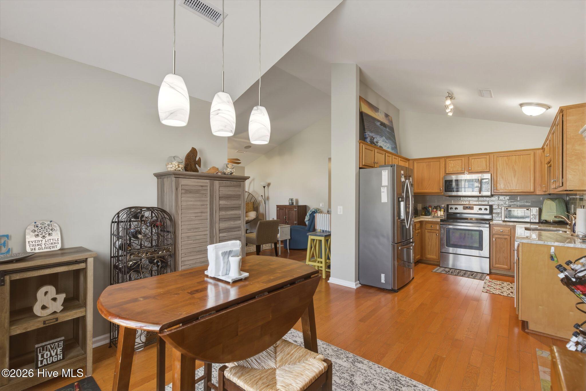 100562686 | Photo 11