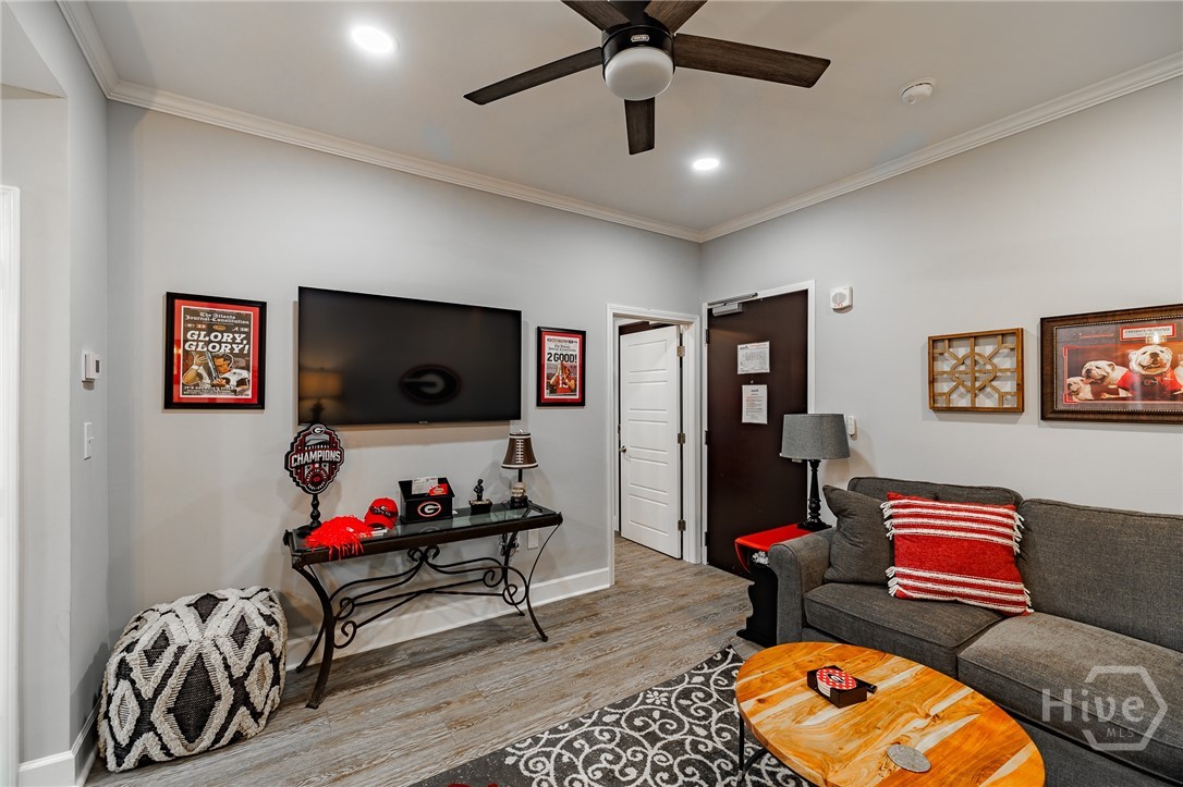 250 Broad Street W 811