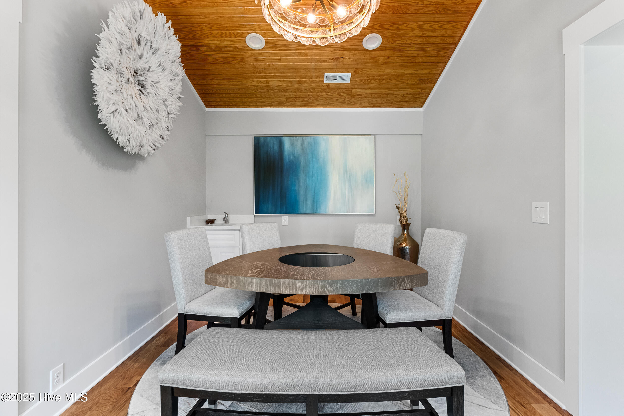 100561677 | Photo 23