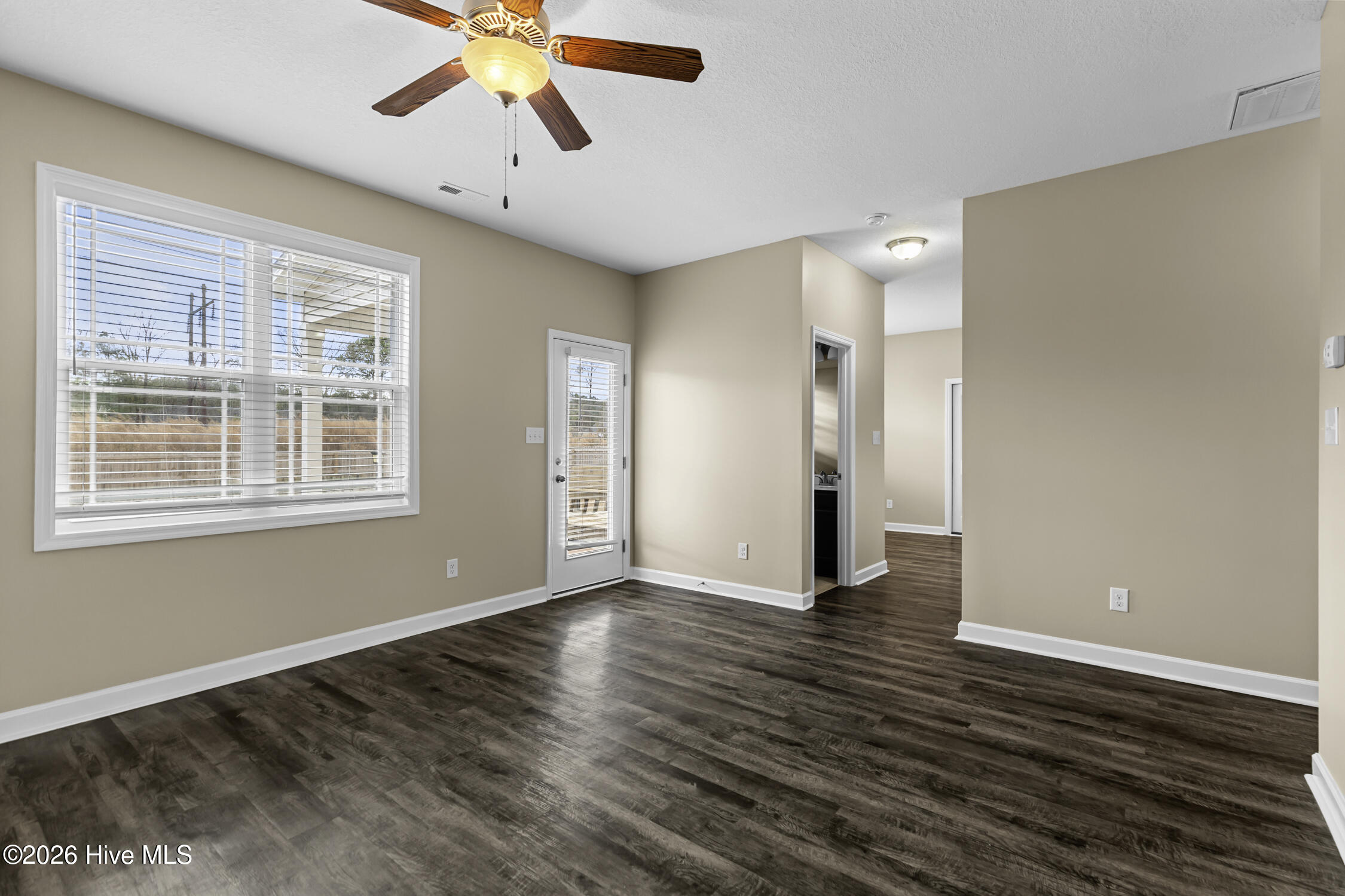 100548143 | Photo 17