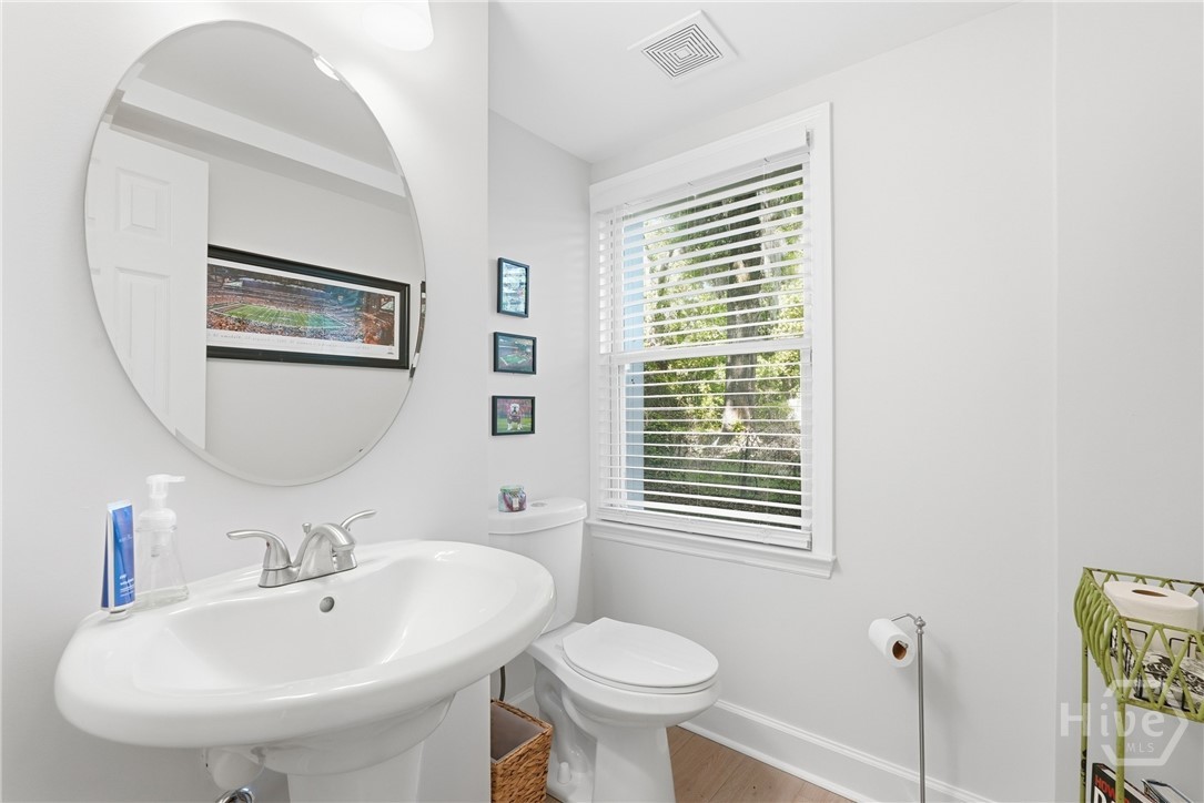 Half bathroom 2