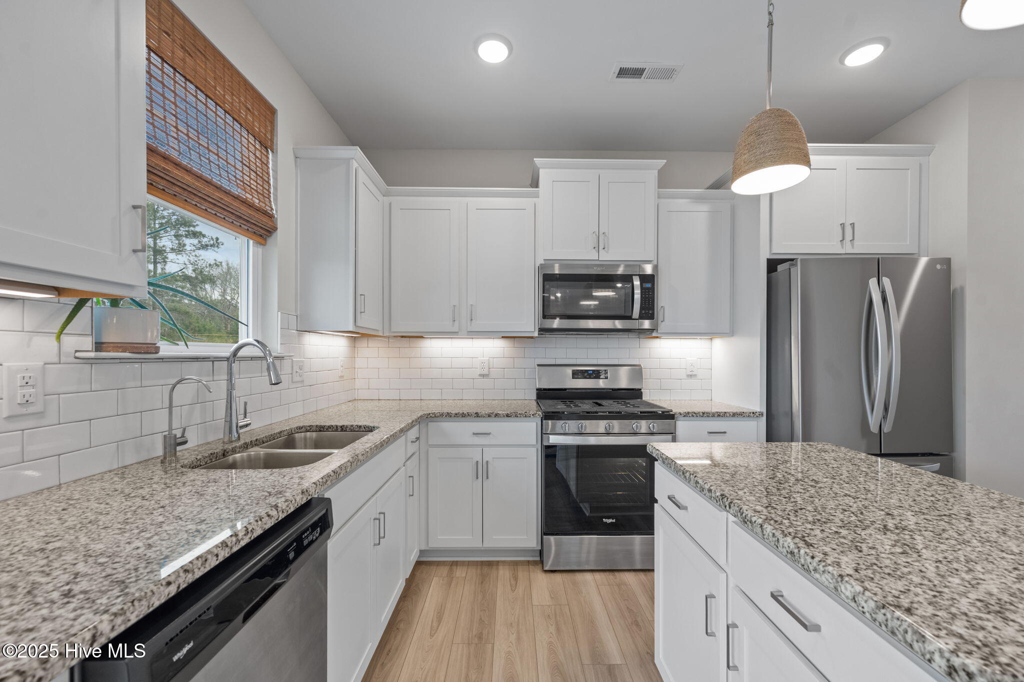 100547025 | Photo 14