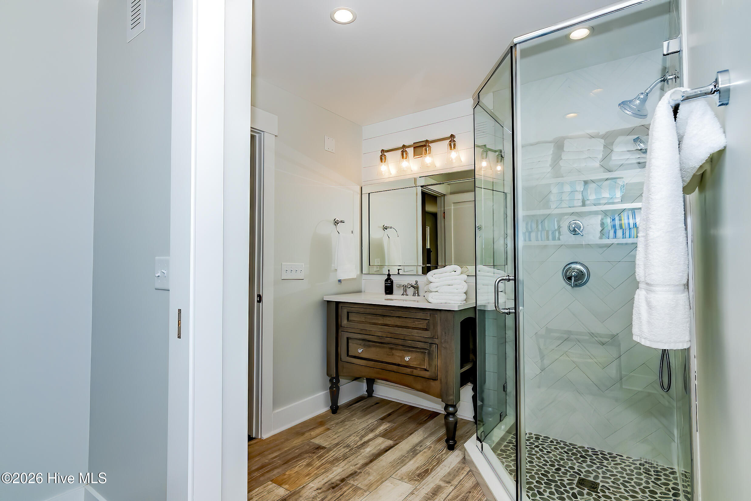 100560271 | Photo 24