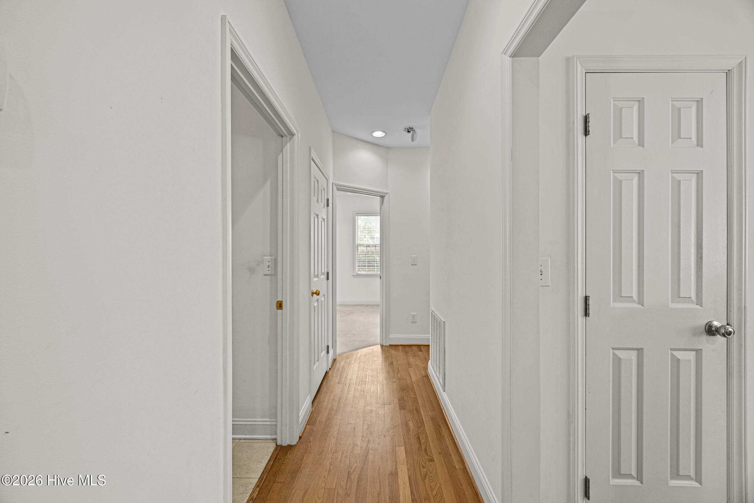 100569840 | Photo 27