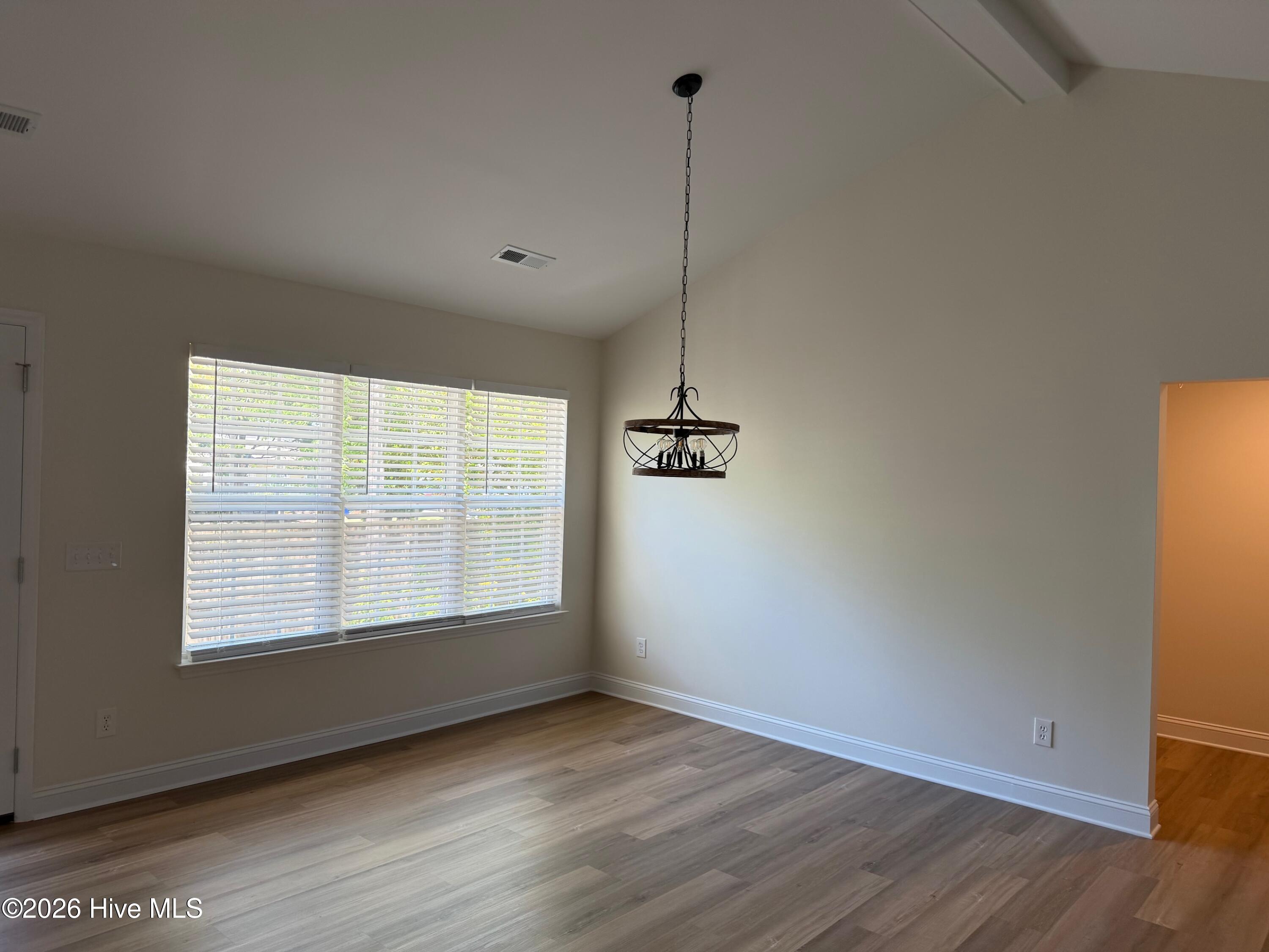 100568177 | Photo 24