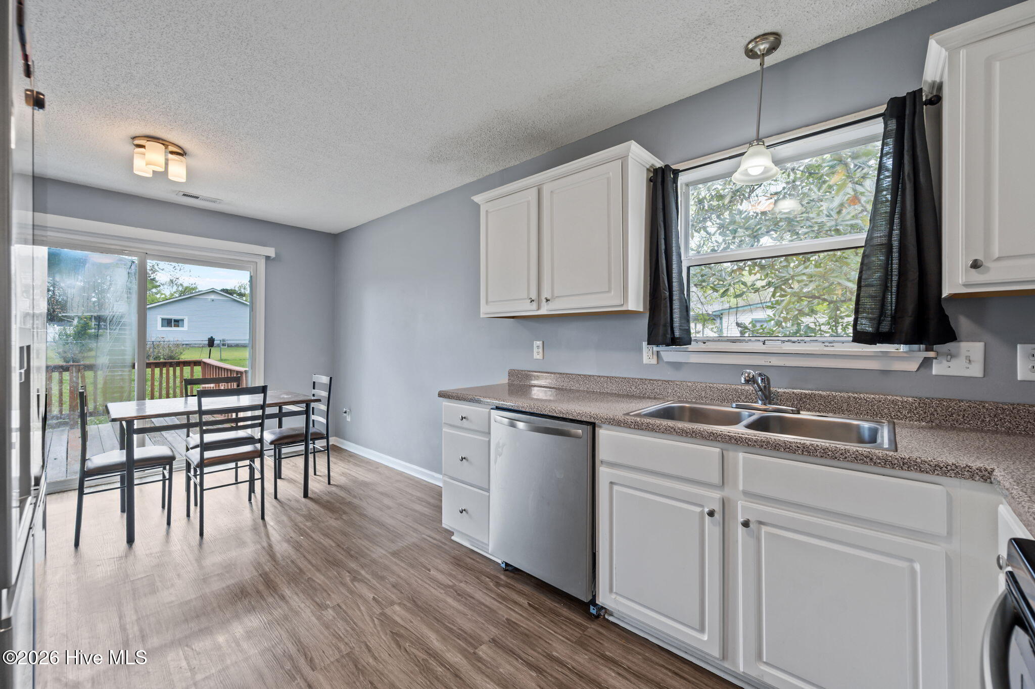 100563828 | Photo 11