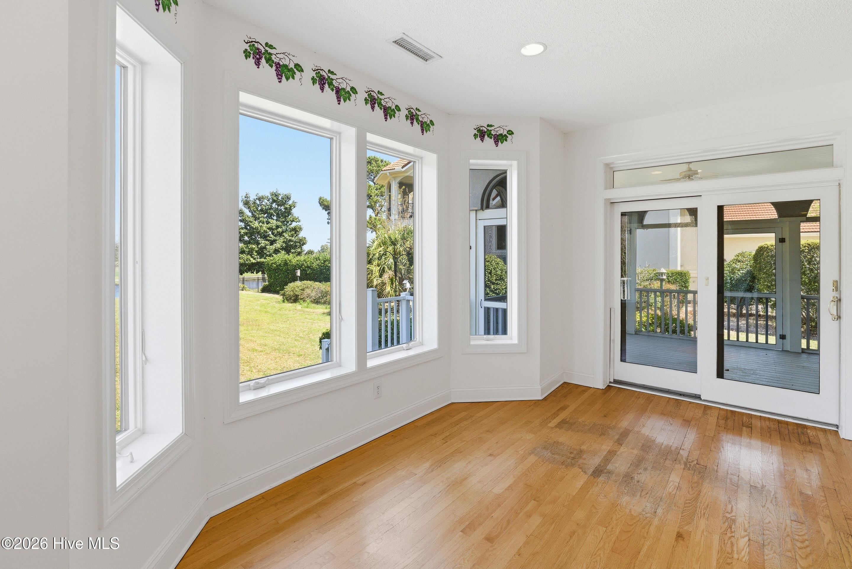 100564038 | Photo 20