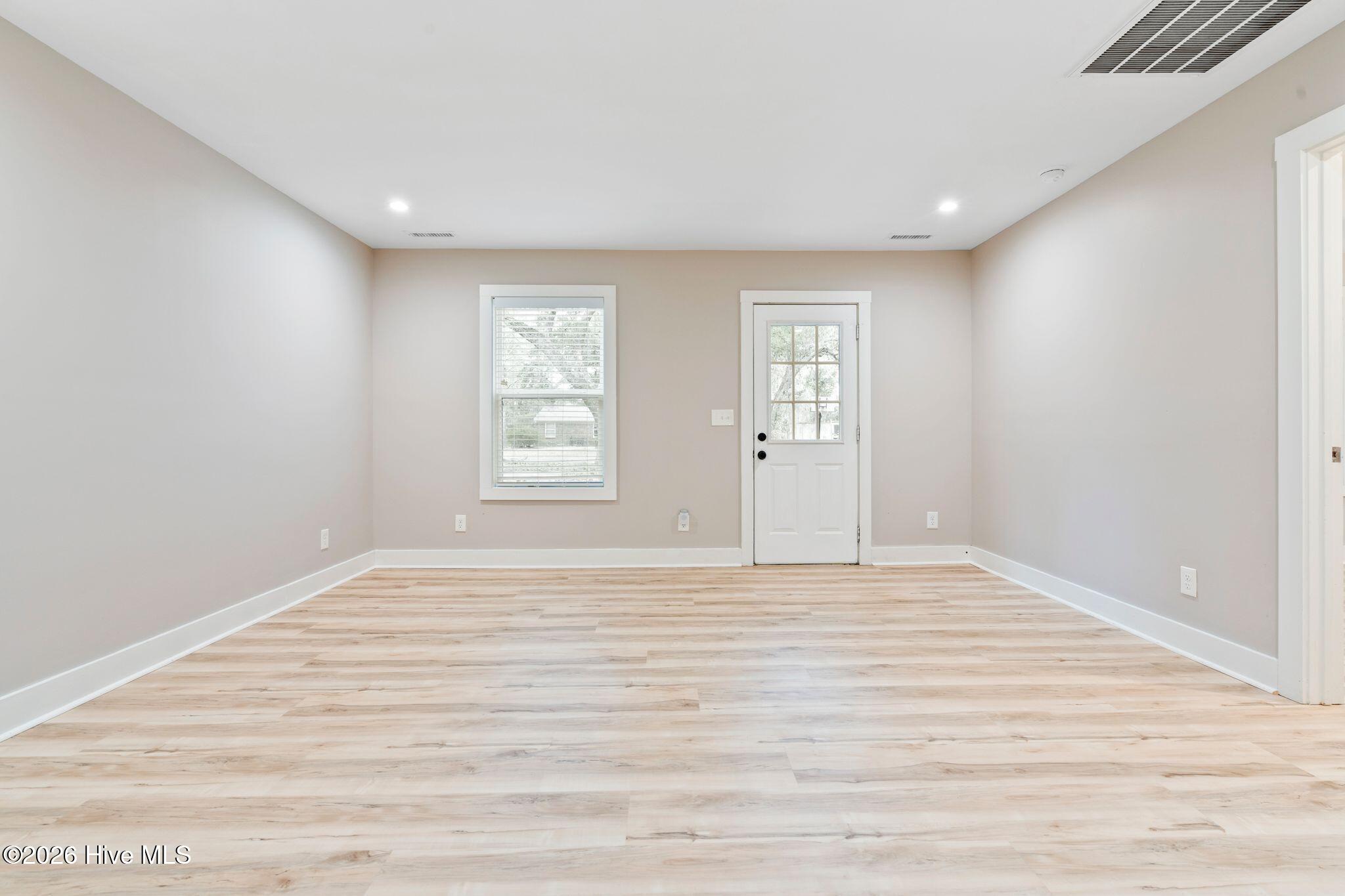 100554354 | Photo 12