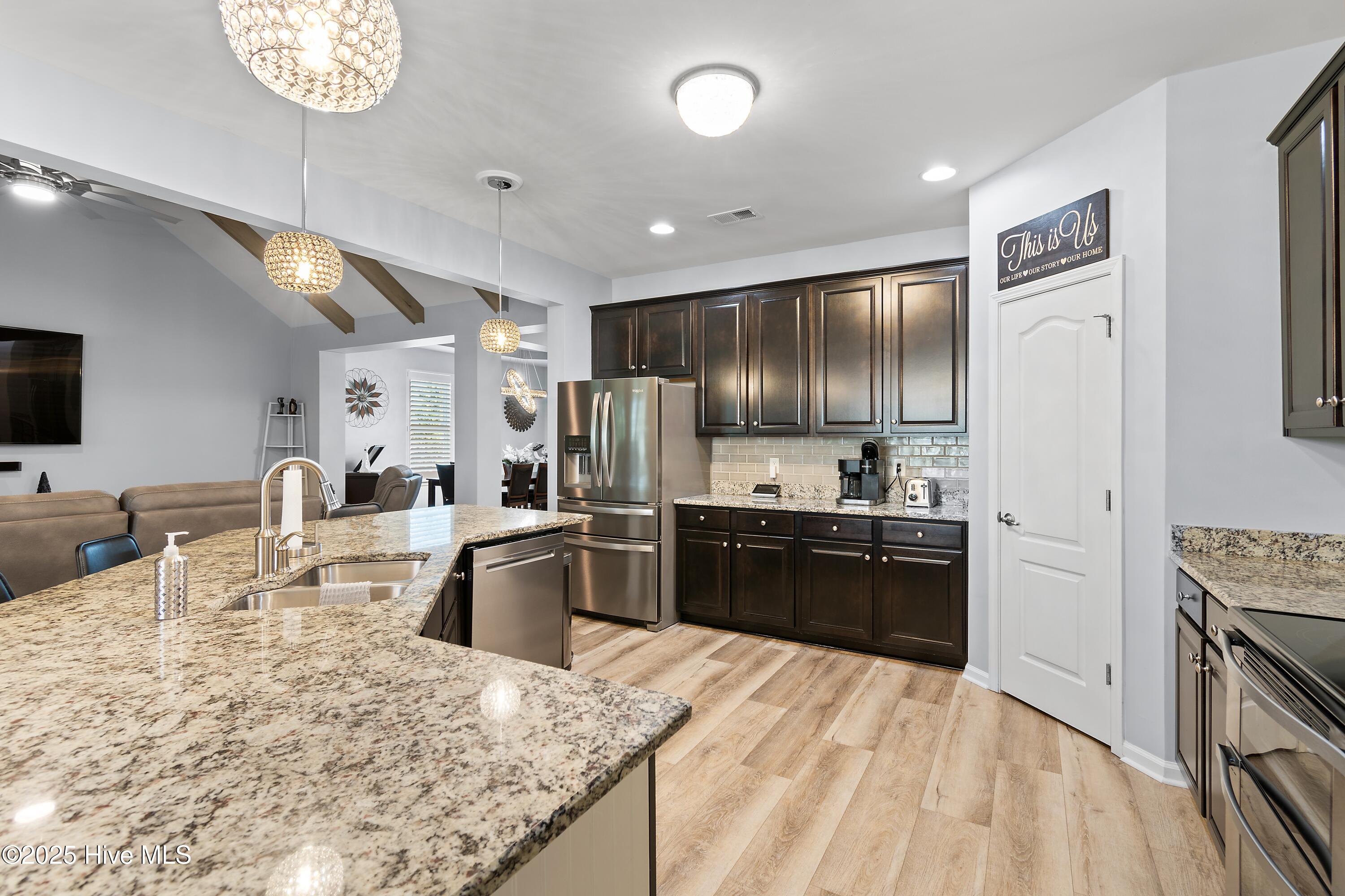 100542898 | Photo 21