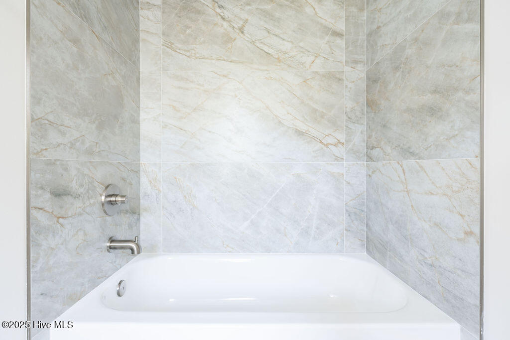 100564686 | Photo 25